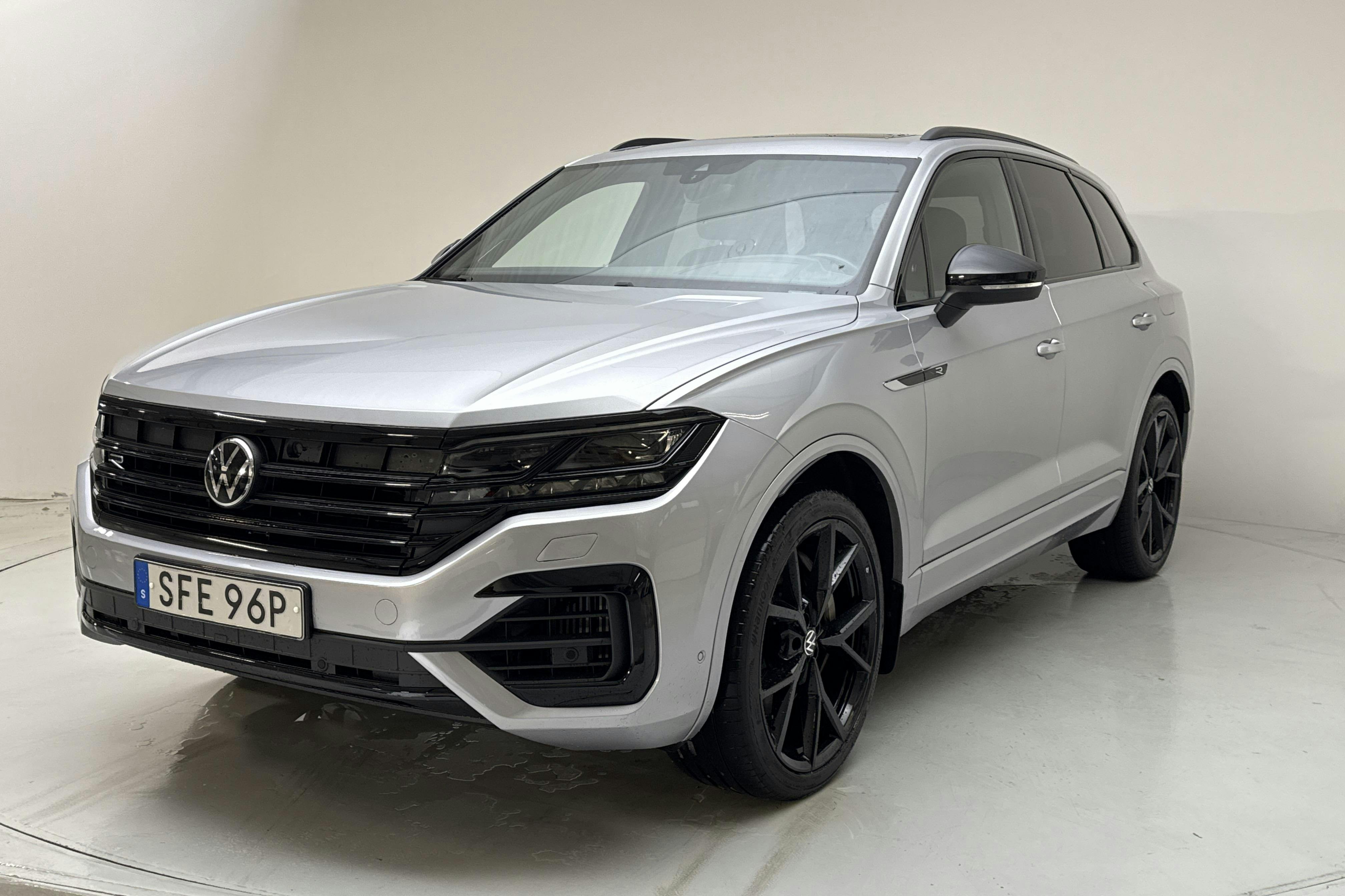 Presentation photo 1 of 18: VW Touareg R V6 TSI e-Hybrid 4Motion (462hk) - 125 020 km - Automatic - silver - 2021