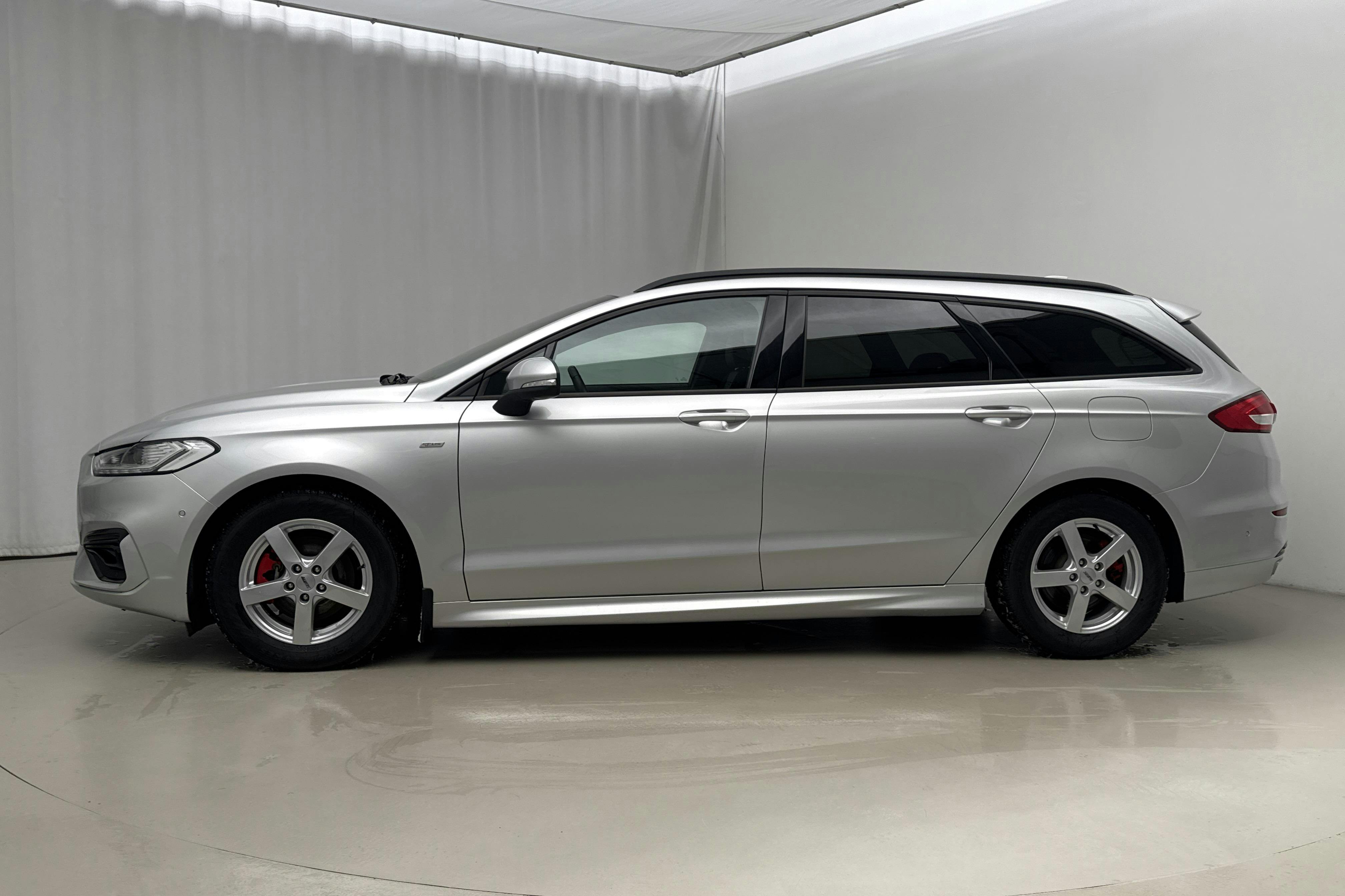 Presentationsfoto 2 av 24: Ford Mondeo 2.0 HEV Kombi (187hk) - 4 366 mil - Automat - grå - 2021