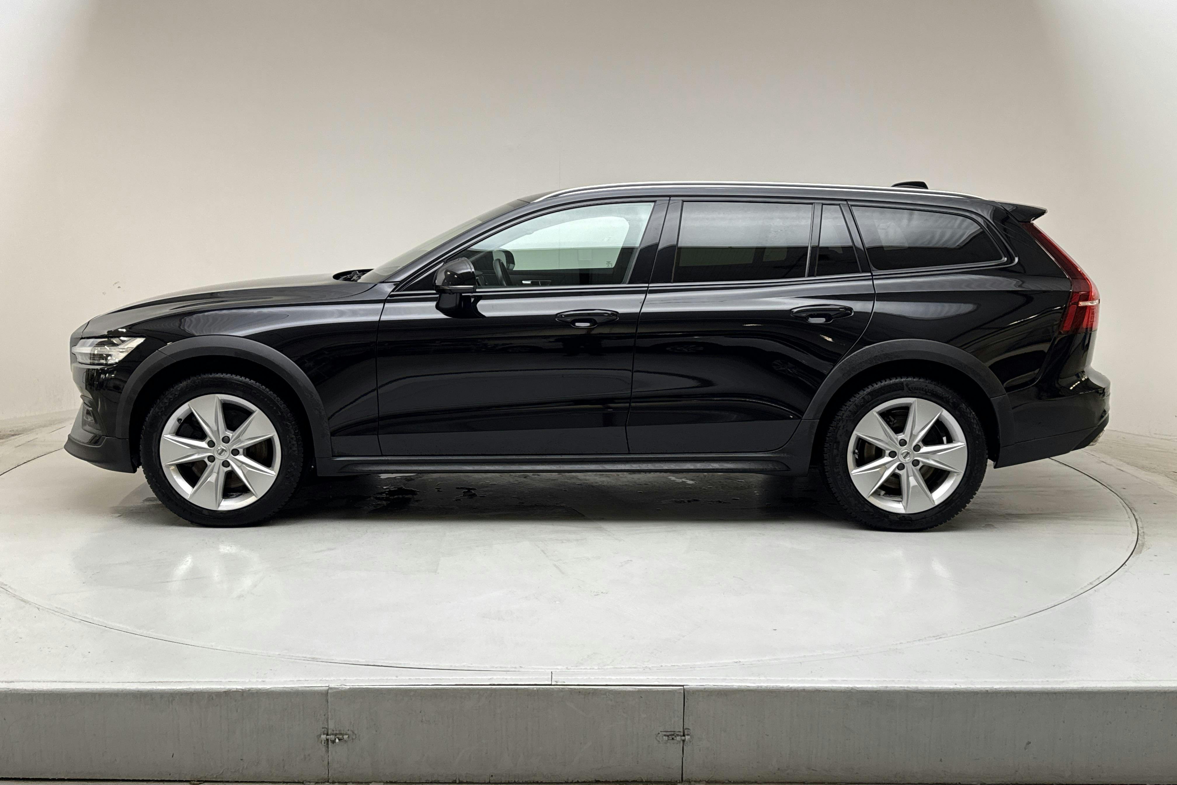 Presentation photo 2 of 17: Volvo V60 D4 Cross Country AWD (190hk) - 72 520 km - Automatic - black - 2019