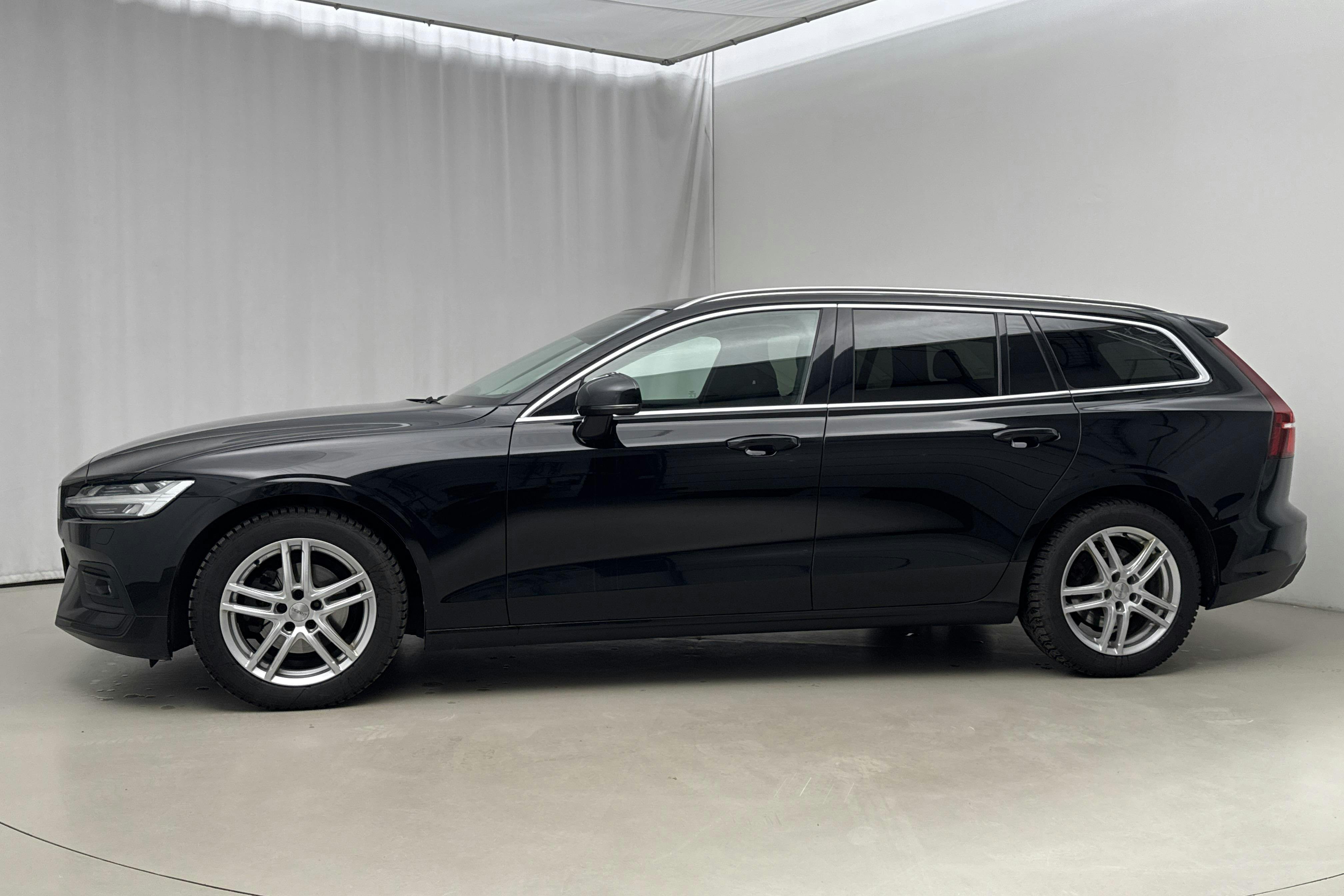 Präsentationsfoto 2 von 22: Volvo V60 D4 (190hk) - 153 730 Kilometer - Verkaufsautomat - Schwarz - 2021