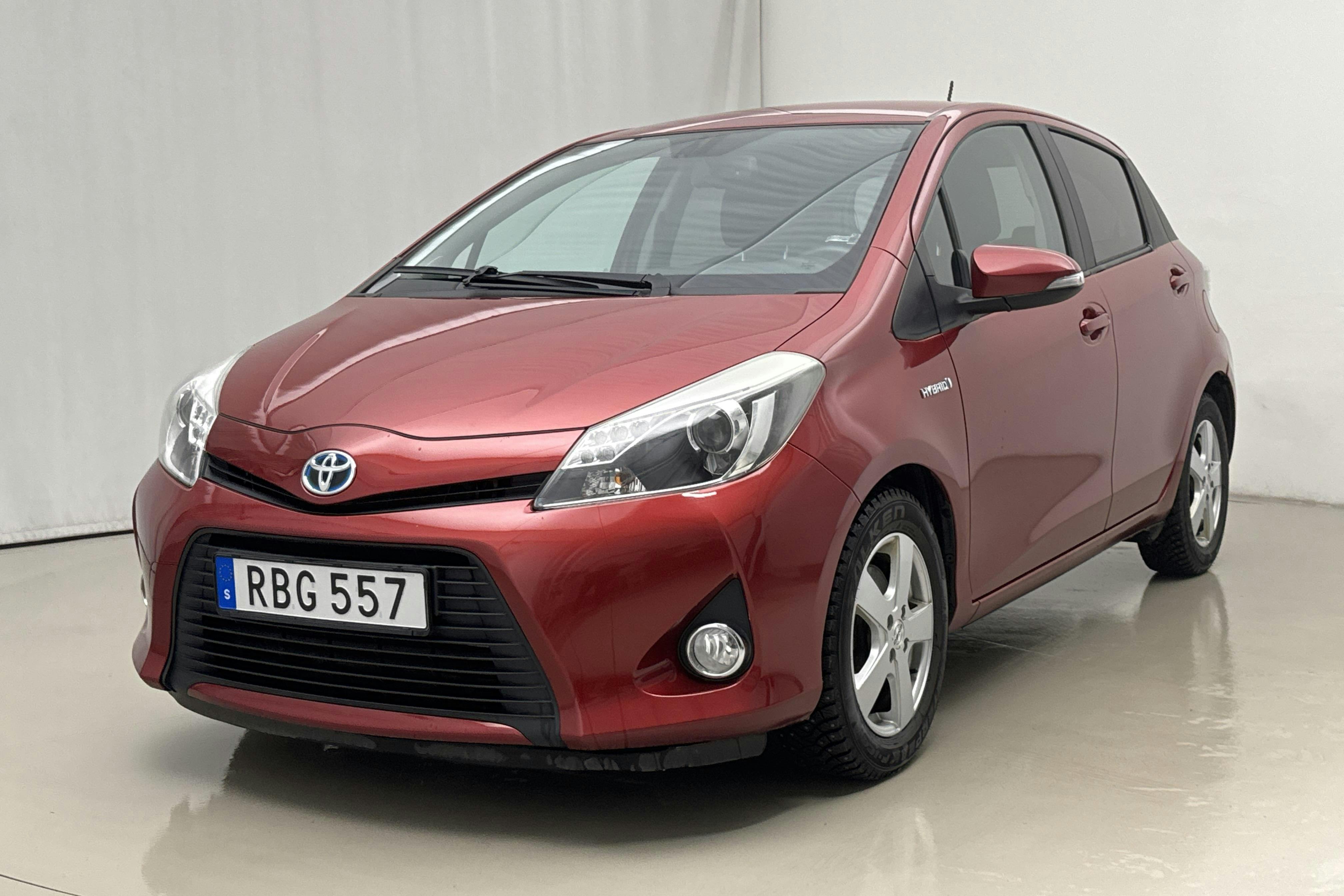 Presentationsfoto 1 av 17: Toyota Yaris 1.5 HSD 5dr (75hk) - 8 131 mil - Automat - röd - 2014