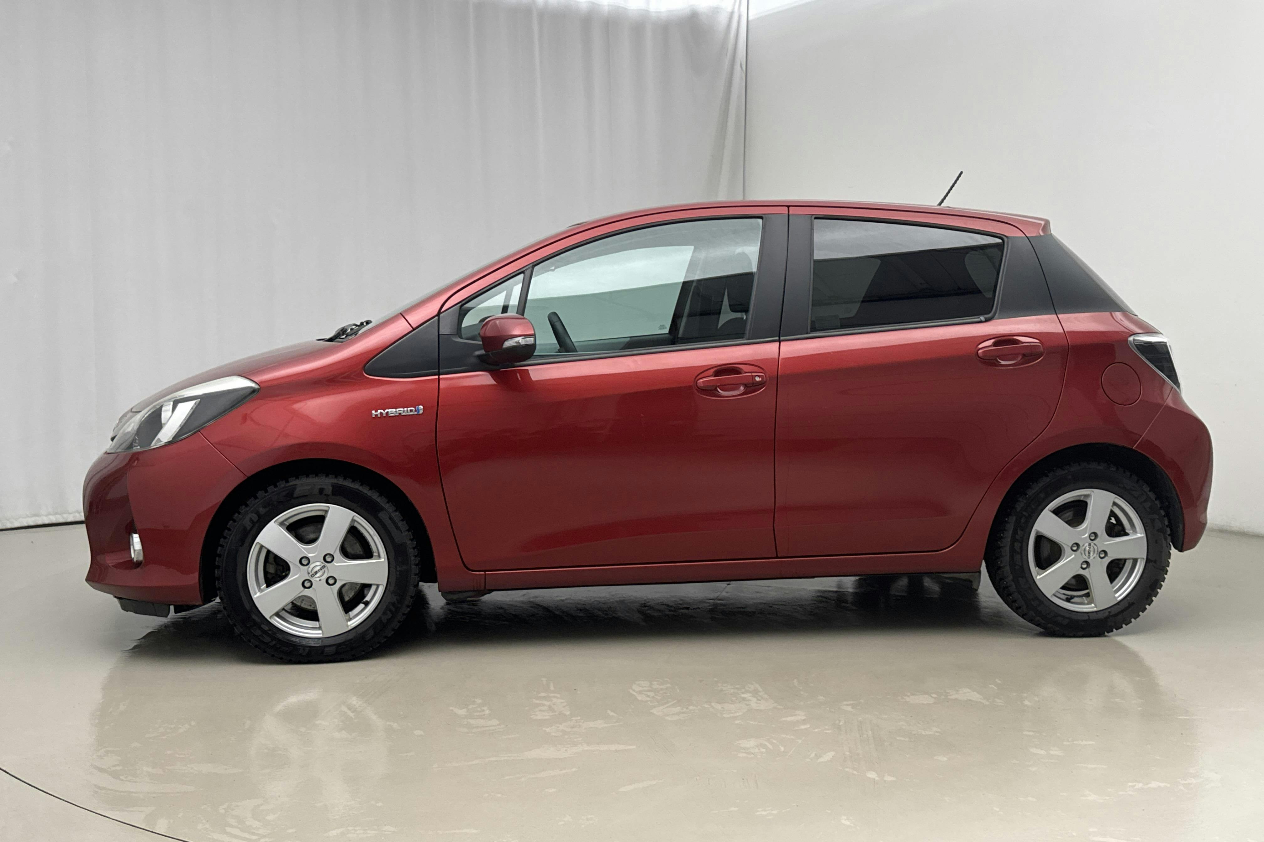 Presentationsfoto 2 av 17: Toyota Yaris 1.5 HSD 5dr (75hk) - 8 131 mil - Automat - röd - 2014