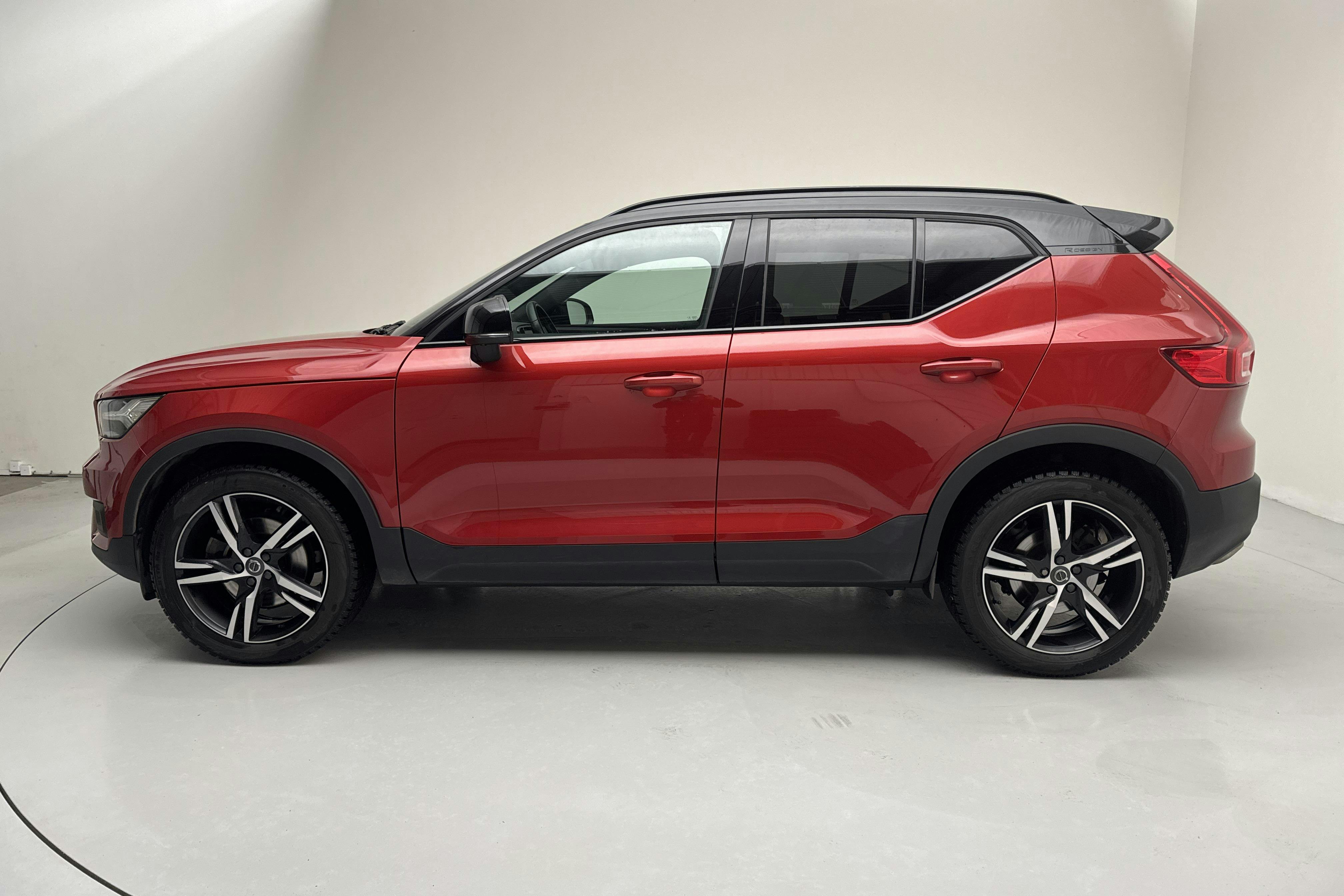 Presentationsfoto 2 av 18: Volvo XC40 T4 2WD (190hk) - 1 822 mil - Automat - röd - 2020