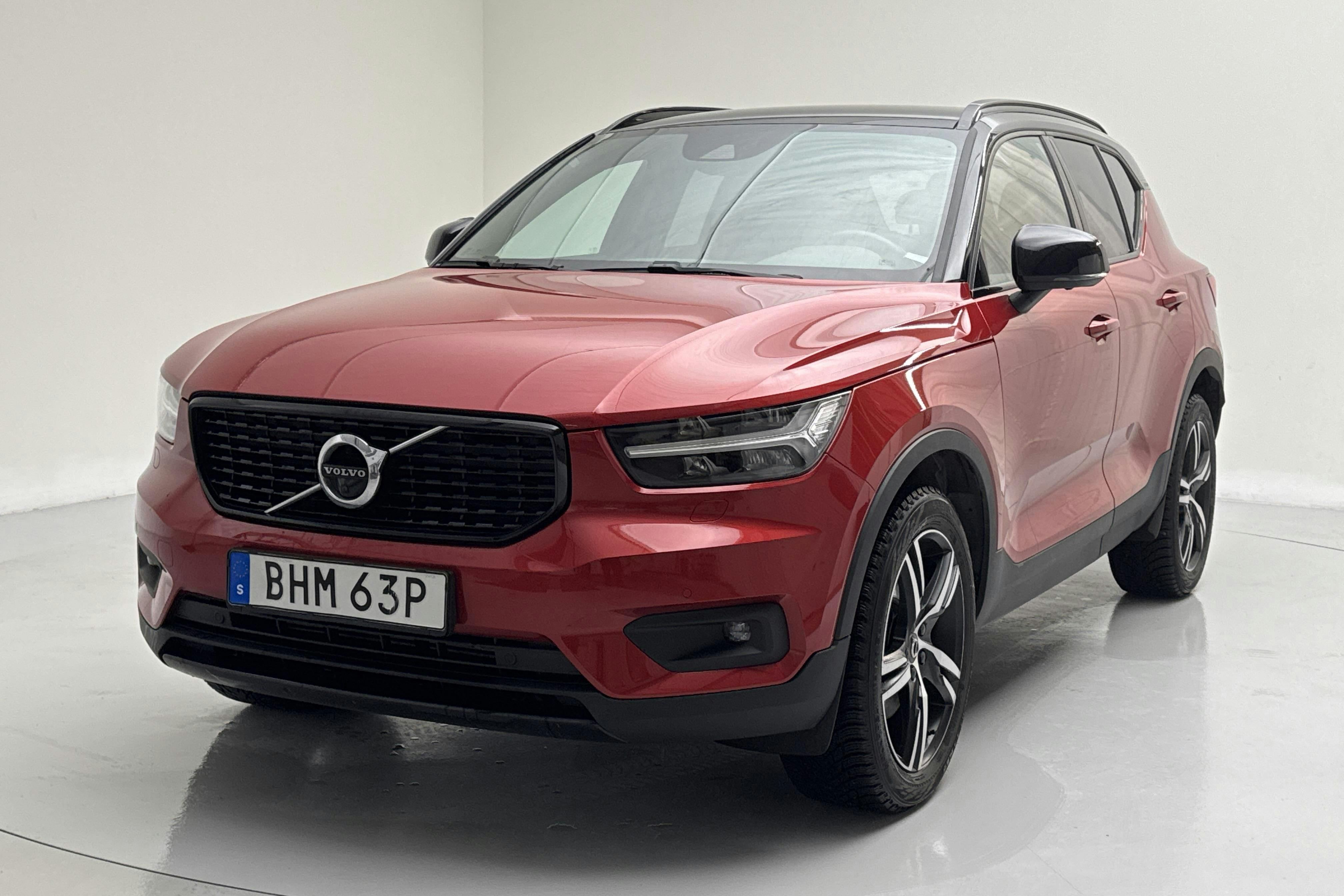 Presentationsfoto 1 av 18: Volvo XC40 T4 2WD (190hk) - 1 822 mil - Automat - röd - 2020
