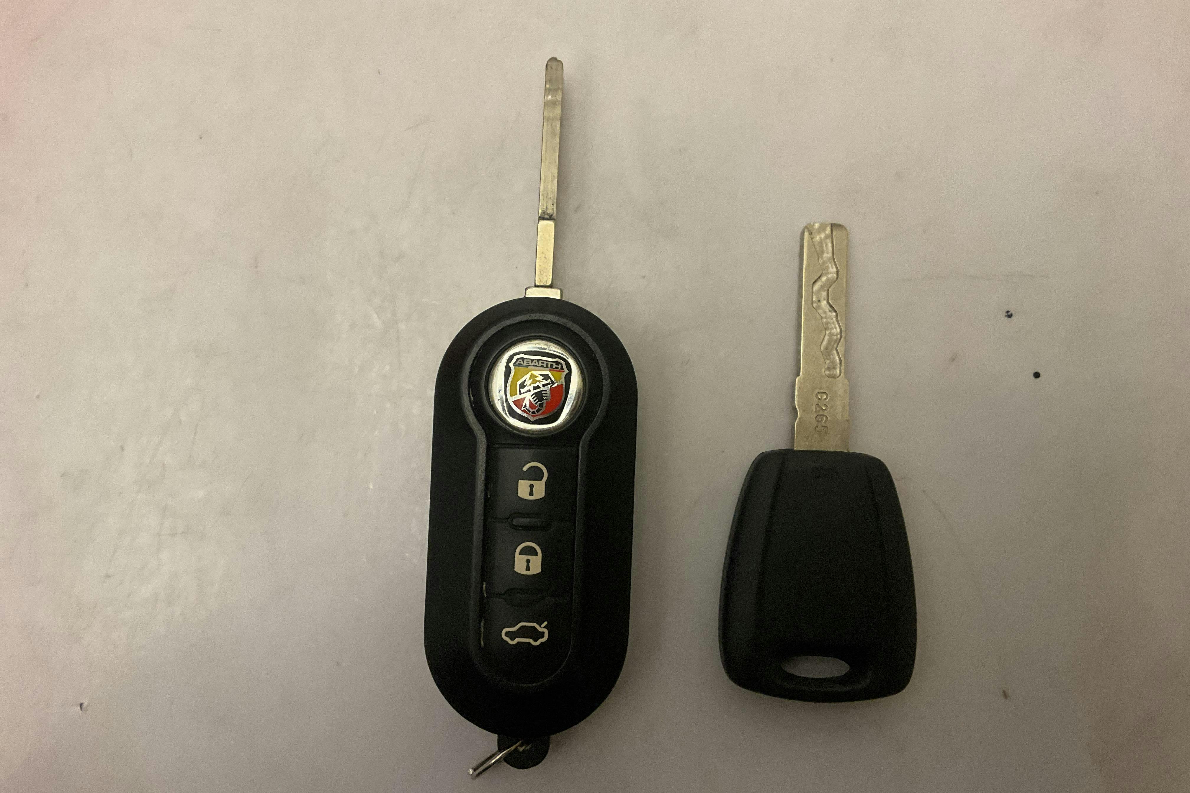 Presentation photo 13 of 13: Abarth Abarth 595 (165hk) - 51 910 km - Manual - gray - 2022