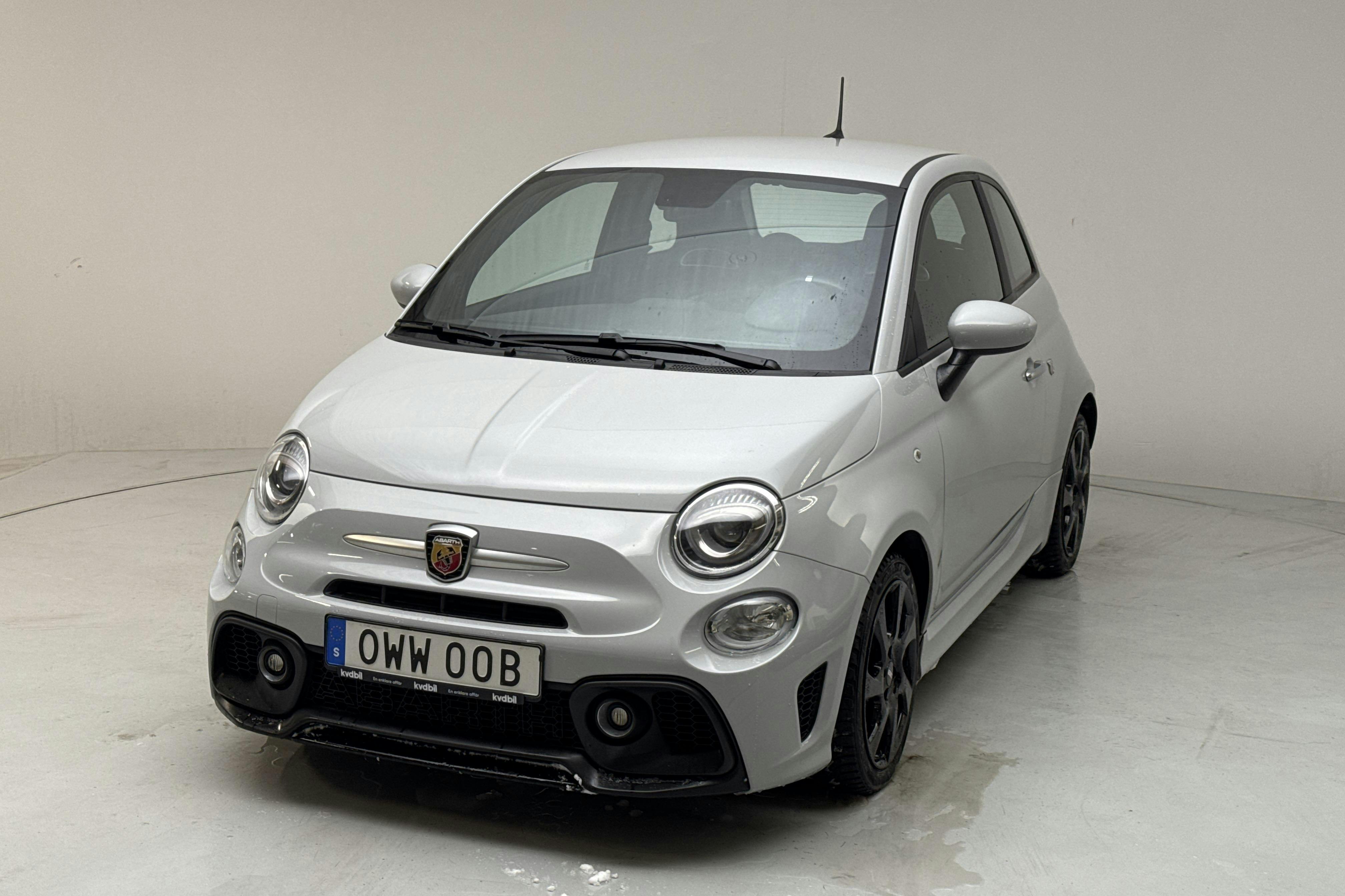 Presentation photo 1 of 13: Abarth Abarth 595 (165hk) - 51 910 km - Manual - gray - 2022