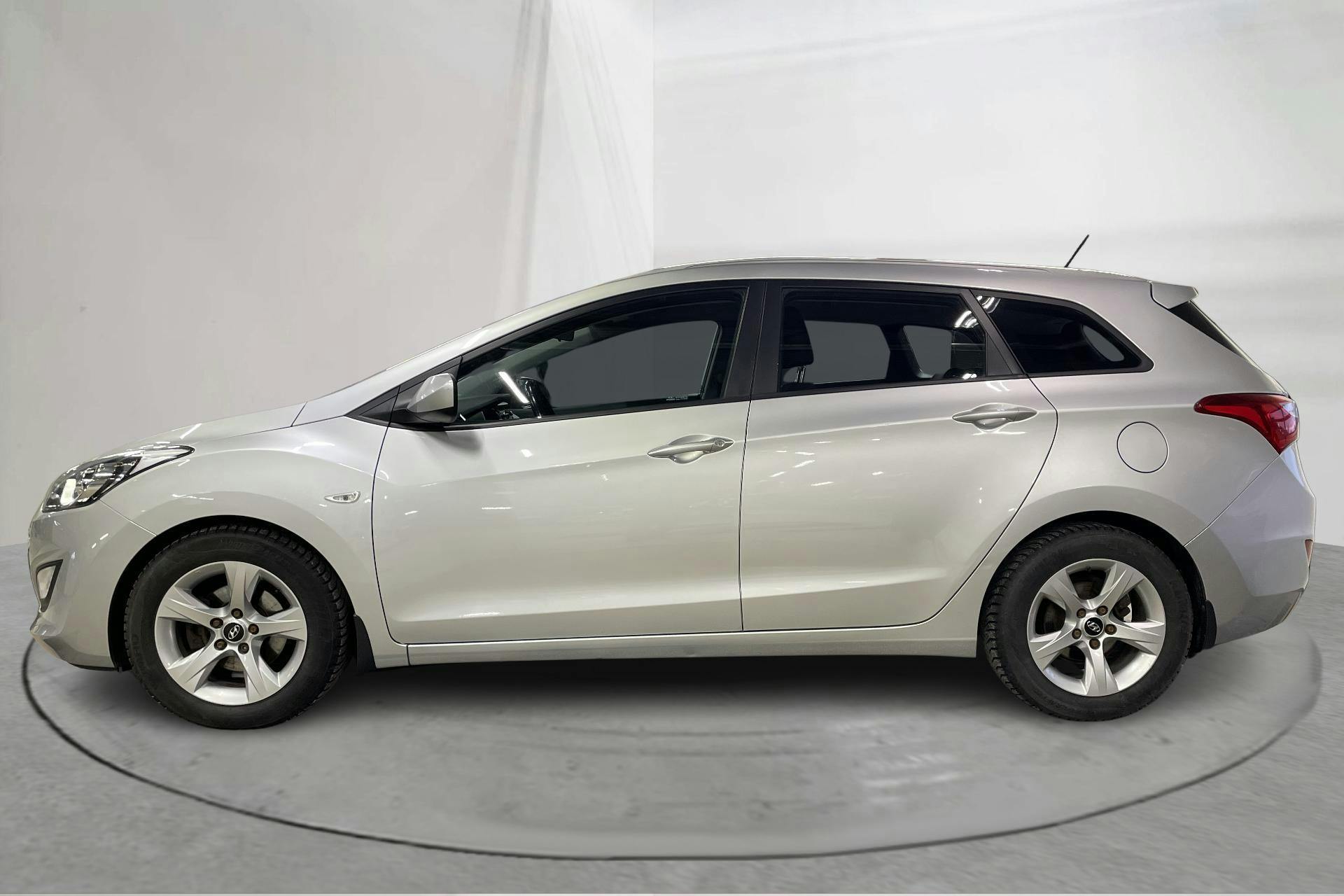 Presentation photo 2 of 13: Hyundai i30 1.6 CRDi Kombi (110hk) - 151 820 km - Manual - silver - 2014