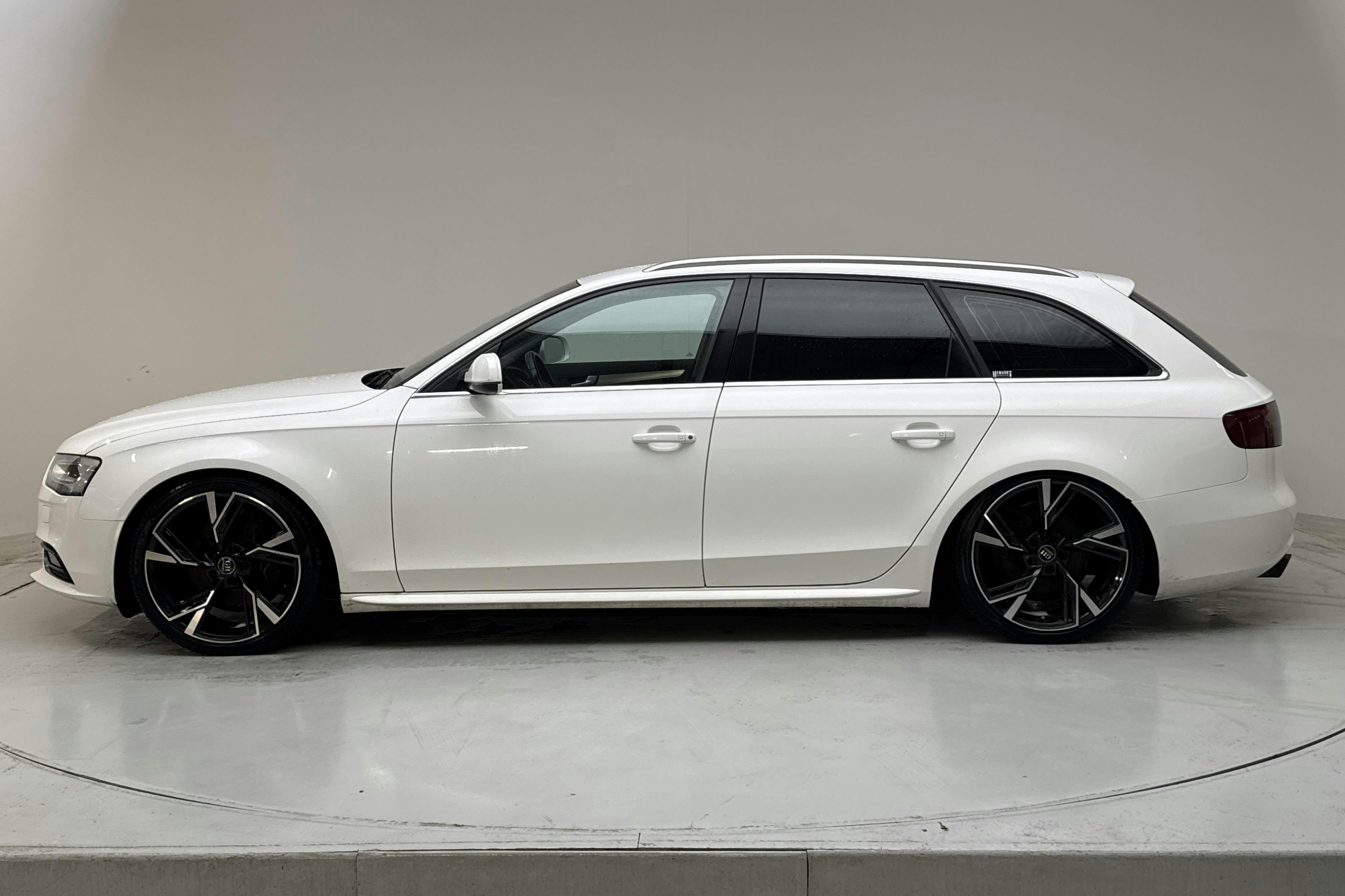 Præsentationsfoto 2 af 14: Audi A4 2.0 TFSI E85 Avant quattro (180hk) - 237 180 kilometer - Manuel - Hvid - 2014