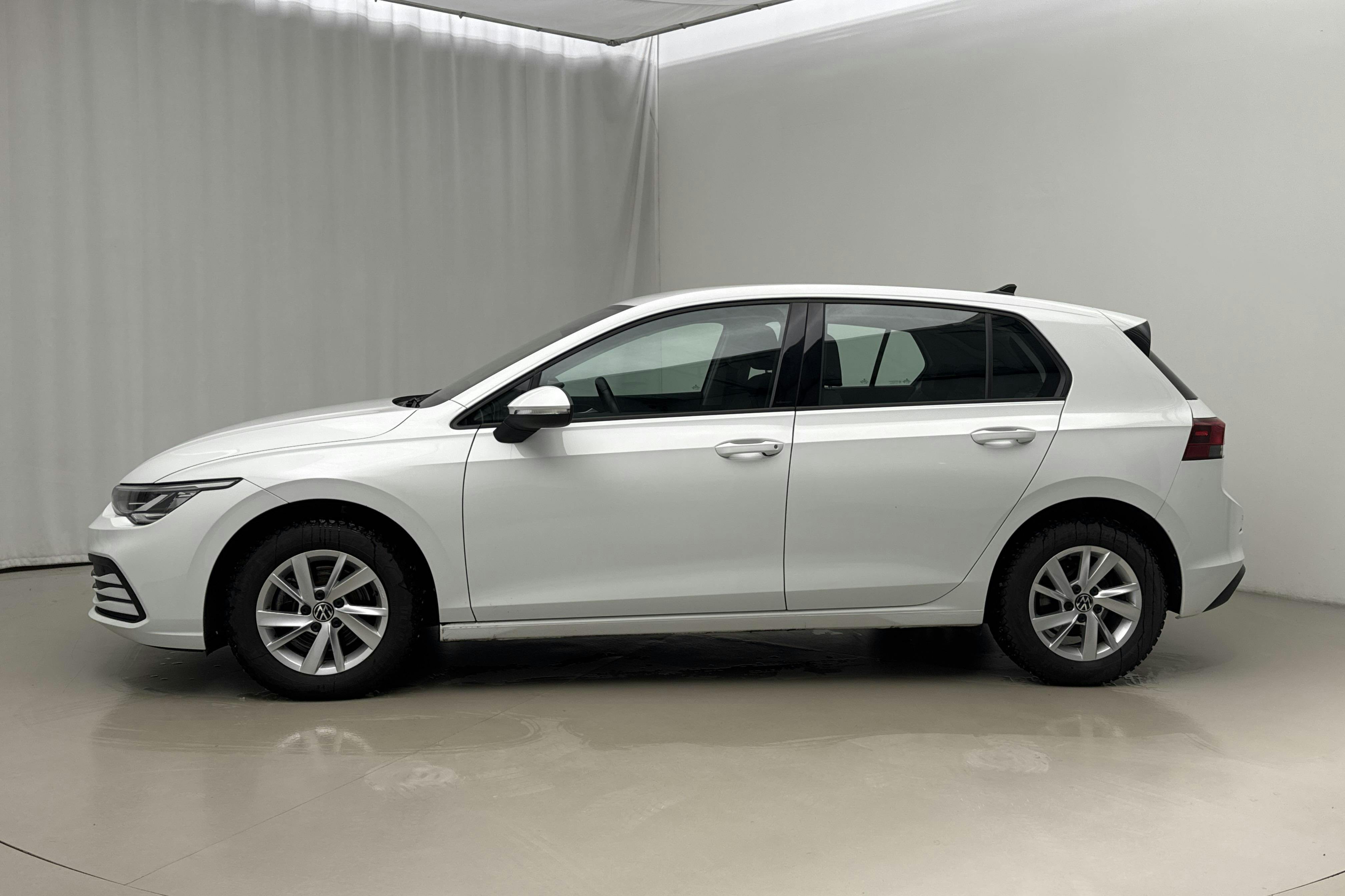 Presentation photo 2 of 13: VW Golf VIII TGI 5dr (130hk) - 35 850 km - Automatic - white - 2023