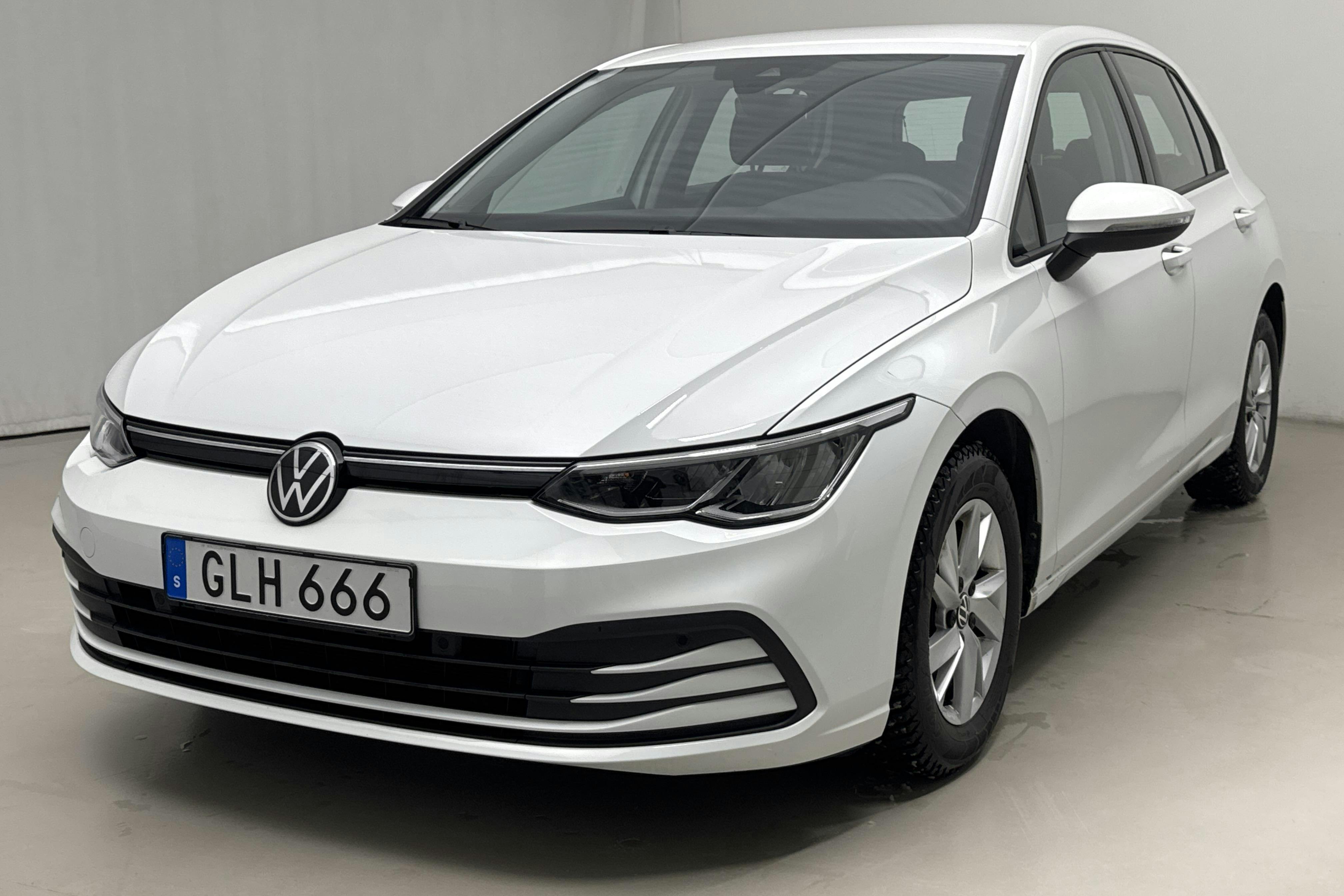 Presentation photo 1 of 14: VW Golf VIII TGI 5dr (130hk) - 37 960 km - Automatic - white - 2023