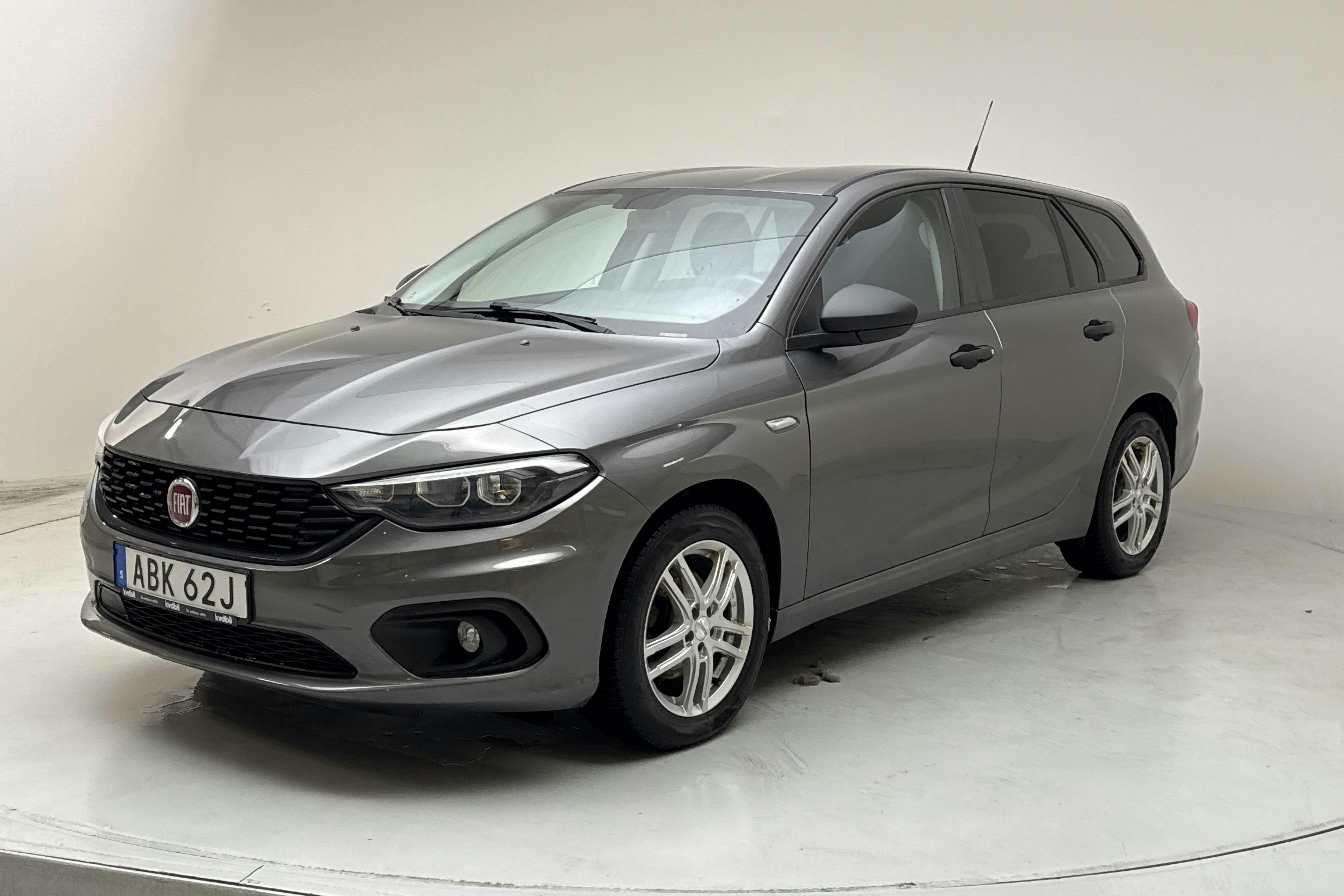 Presentationsfoto 1 av 13: Fiat Tipo 1.4 Kombi (95hk) - 9 865 mil - Manuell - grå - 2019
