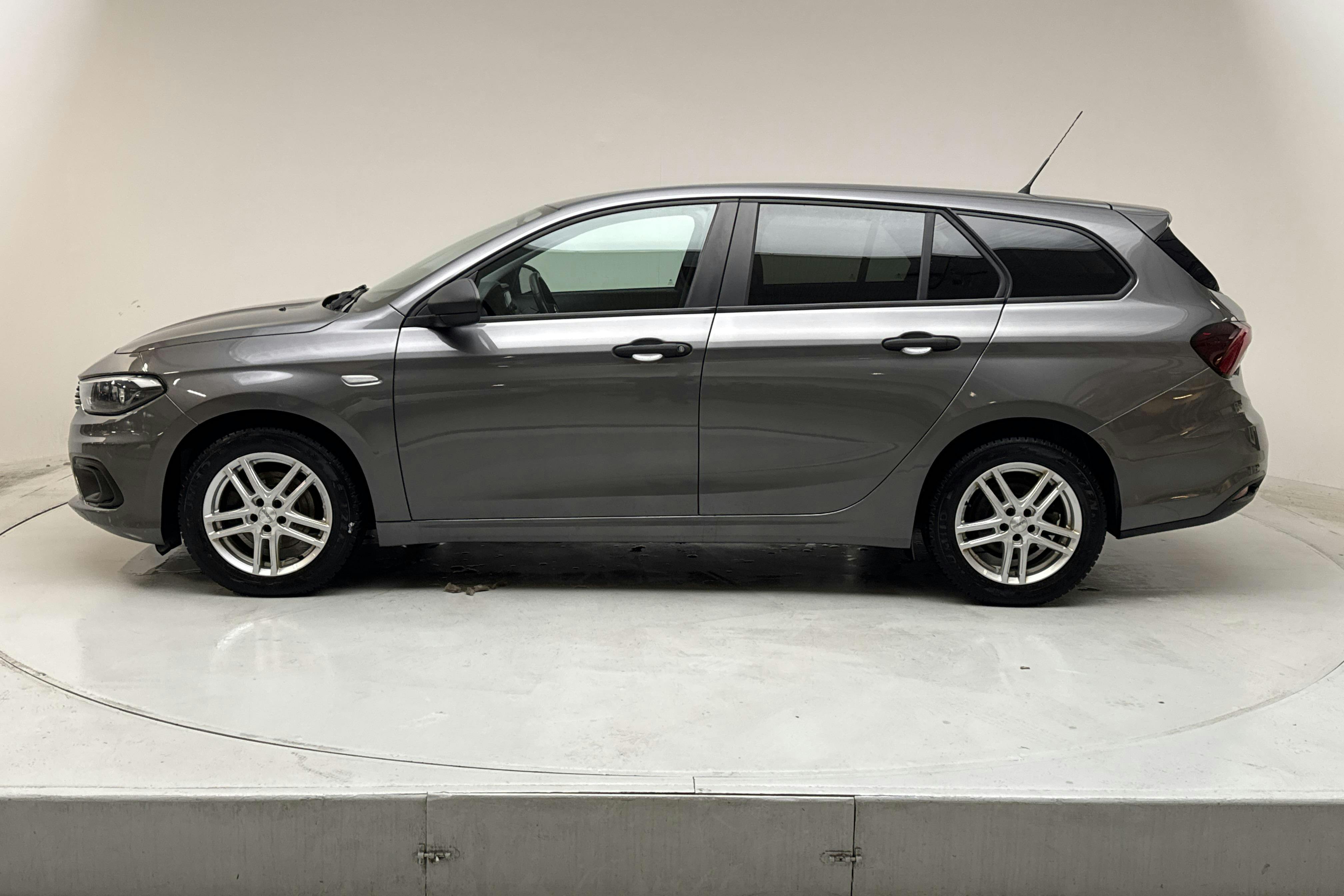 Presentationsfoto 2 av 13: Fiat Tipo 1.4 Kombi (95hk) - 9 865 mil - Manuell - grå - 2019