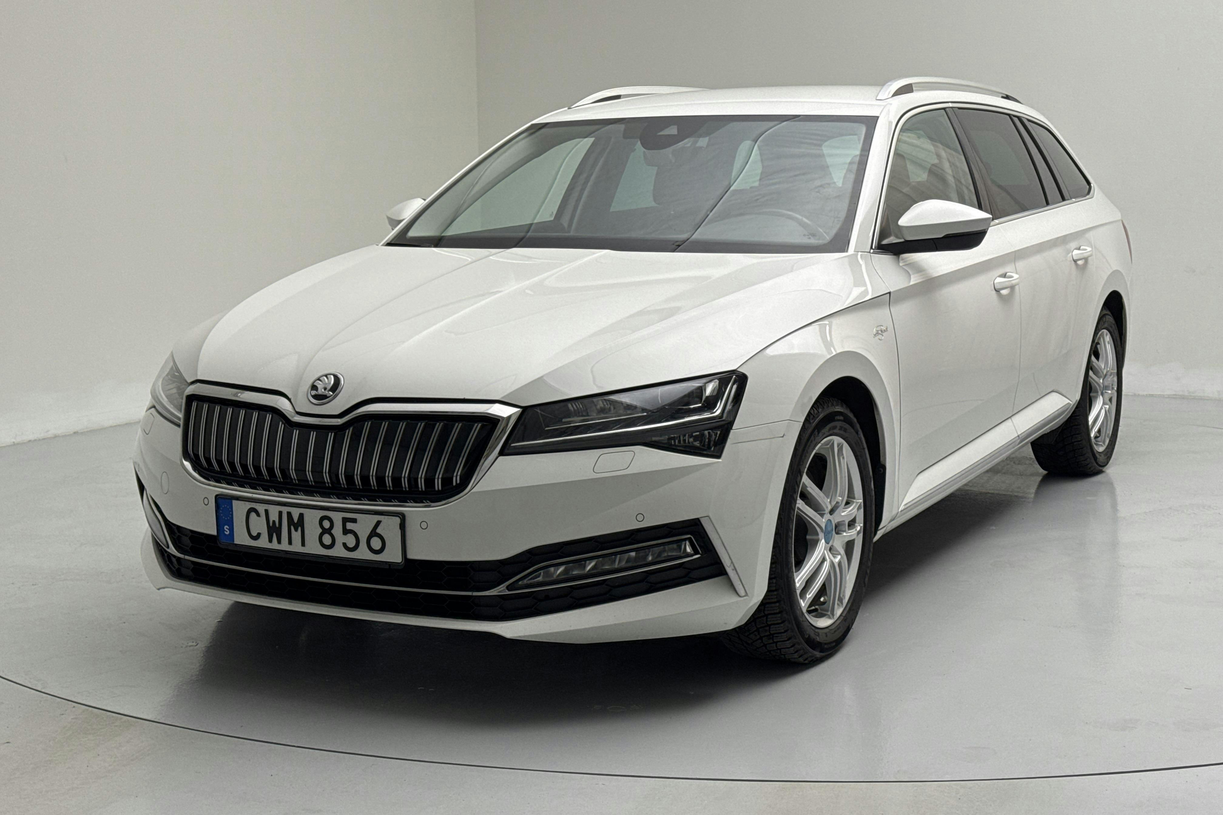 Präsentationsfoto 1 von 16: Skoda Superb 1.4 TSI PHEV Kombi (218hk) - 135 550 Kilometer - Verkaufsautomat - Weiß - 2021