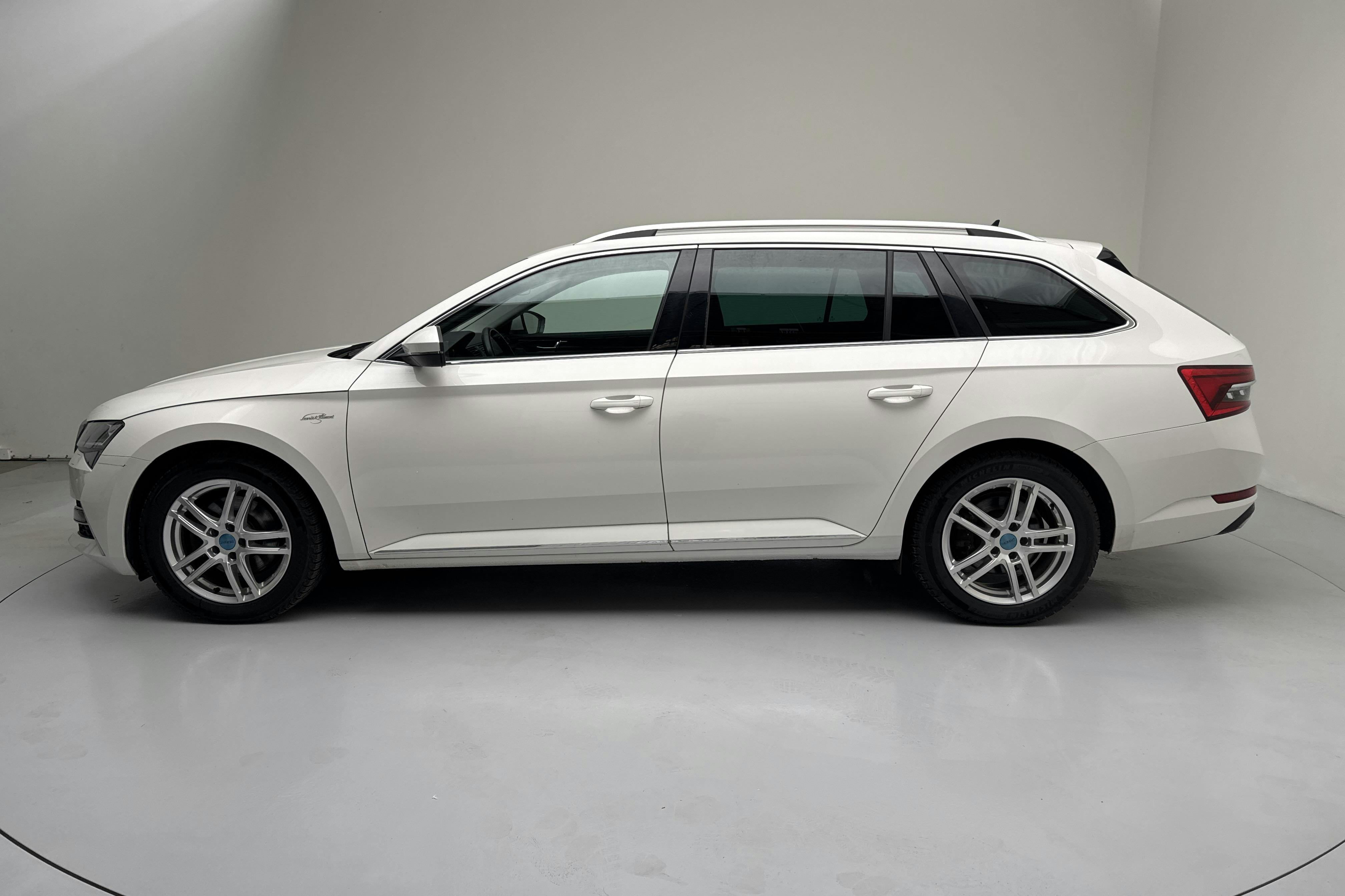 Präsentationsfoto 2 von 16: Skoda Superb 1.4 TSI PHEV Kombi (218hk) - 135 550 Kilometer - Verkaufsautomat - Weiß - 2021