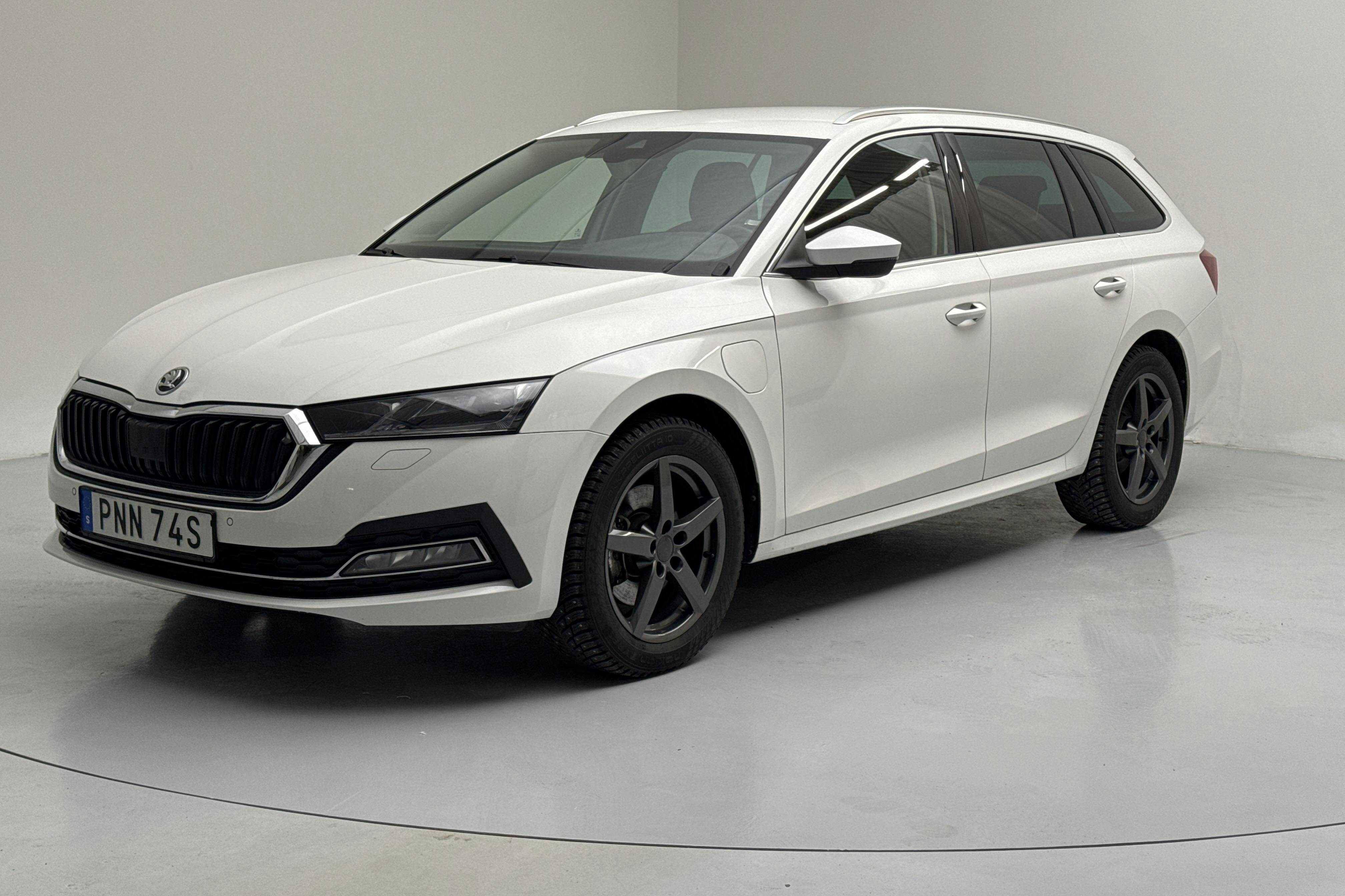Presentation photo 1 of 16: Skoda Octavia 1.4 iV PHEV Combi (204hk) - 37 740 km - Automatic - white - 2022