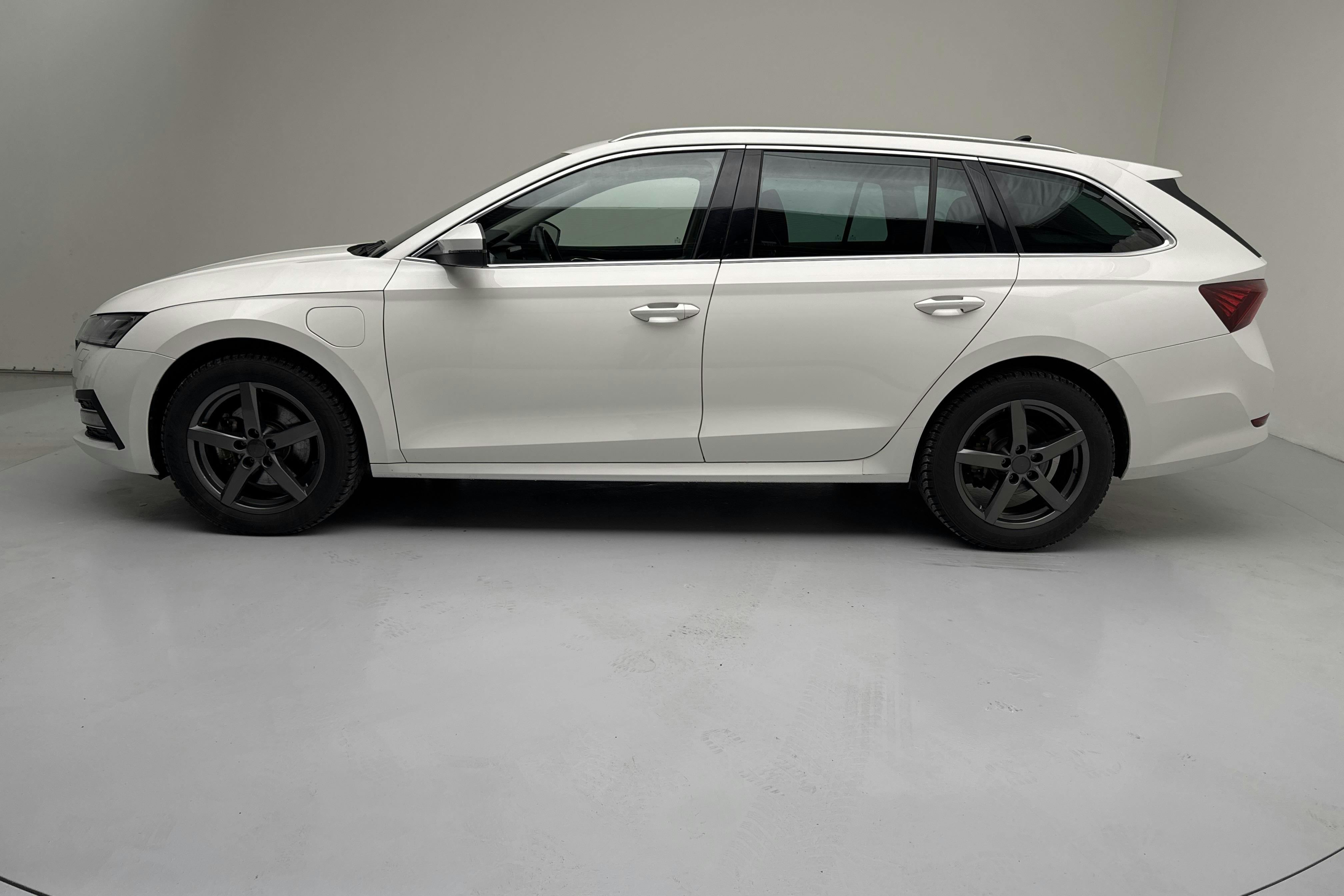 Presentation photo 2 of 16: Skoda Octavia 1.4 iV PHEV Combi (204hk) - 37 740 km - Automatic - white - 2022