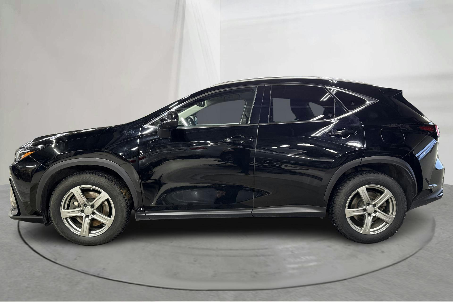 Presentationsfoto 2 av 17: Lexus NX 450h+ AWD (309hk) - 10 153 mil - Automat - svart - 2023