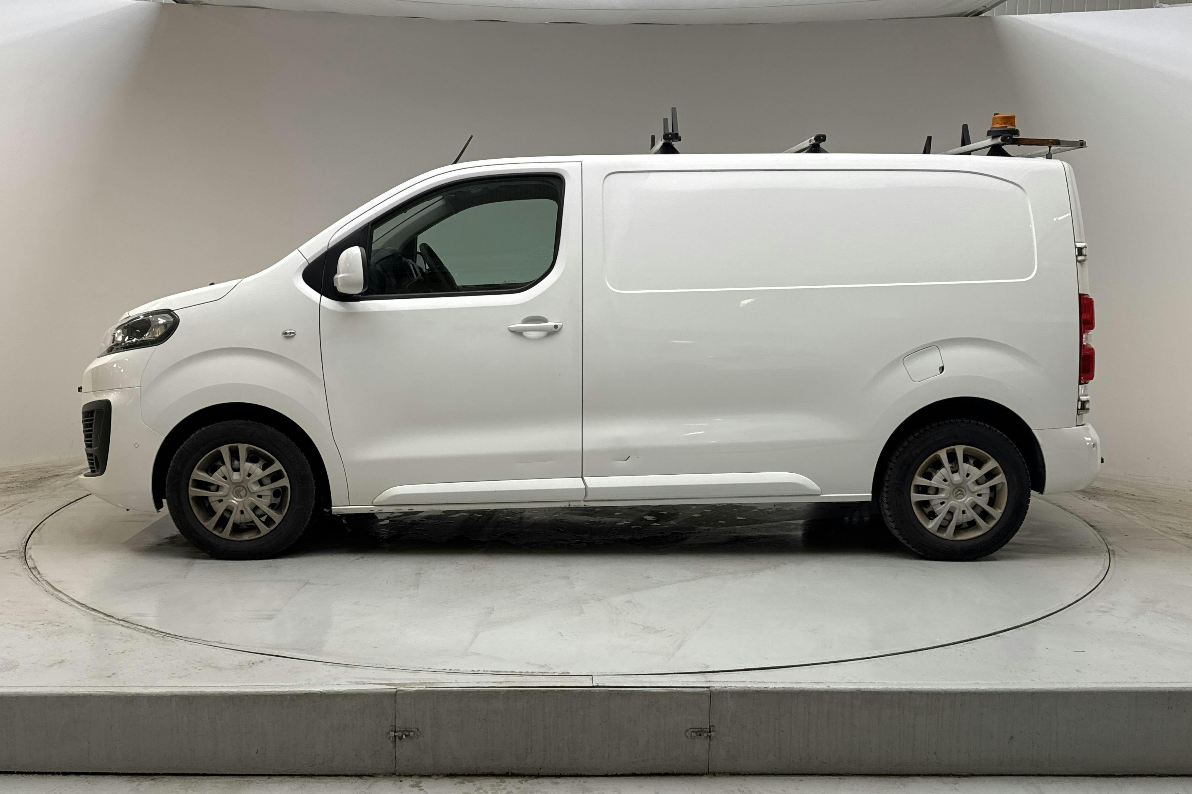 Præsentationsfoto 2 af 14: Citroën Jumpy III 2.0 BlueHDI Skåp (120hk) - 75 850 kilometer - Salgsautomat - Hvid - 2020