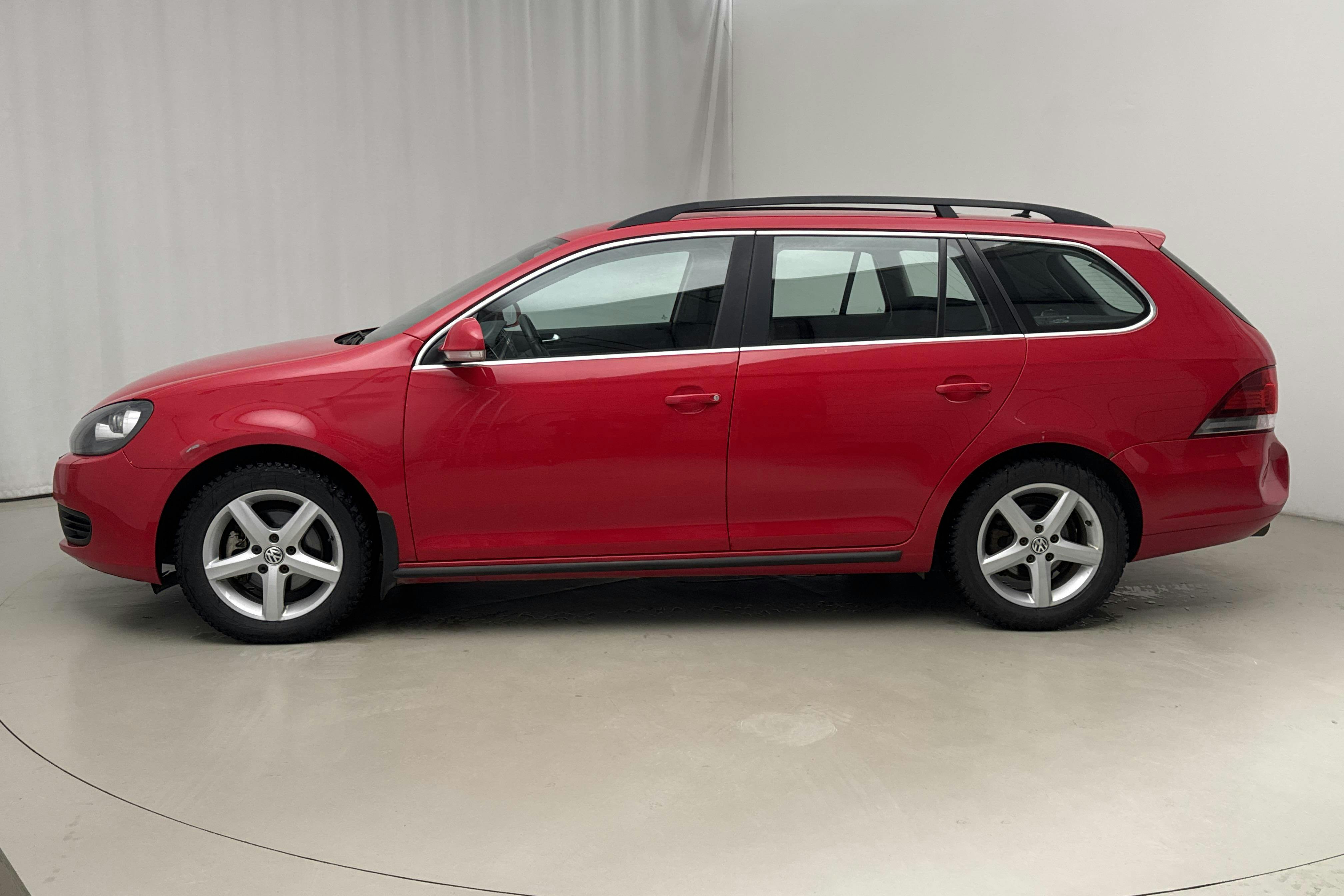 Zdjęcie prezentacyjne 2 z 12: VW Golf VI 1.6 TDI BlueMotion Technology Variant (105hk) - 270 920 km - Manualna - czerwony - 2013