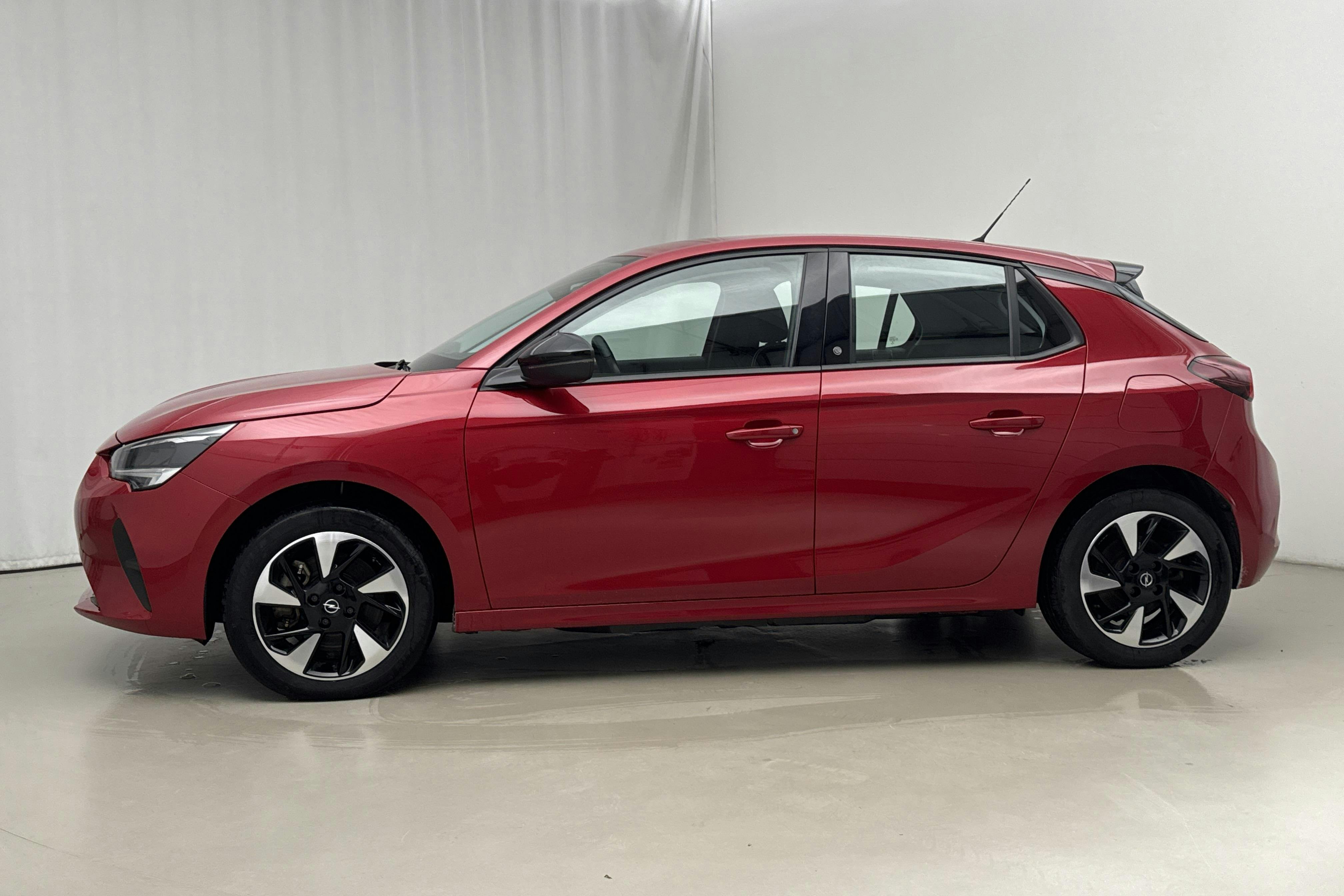 Presentationsfoto 2 av 21: Opel Corsa-e 50kWh 5dr (136hk) - 3 795 mil - Automat - röd - 2022