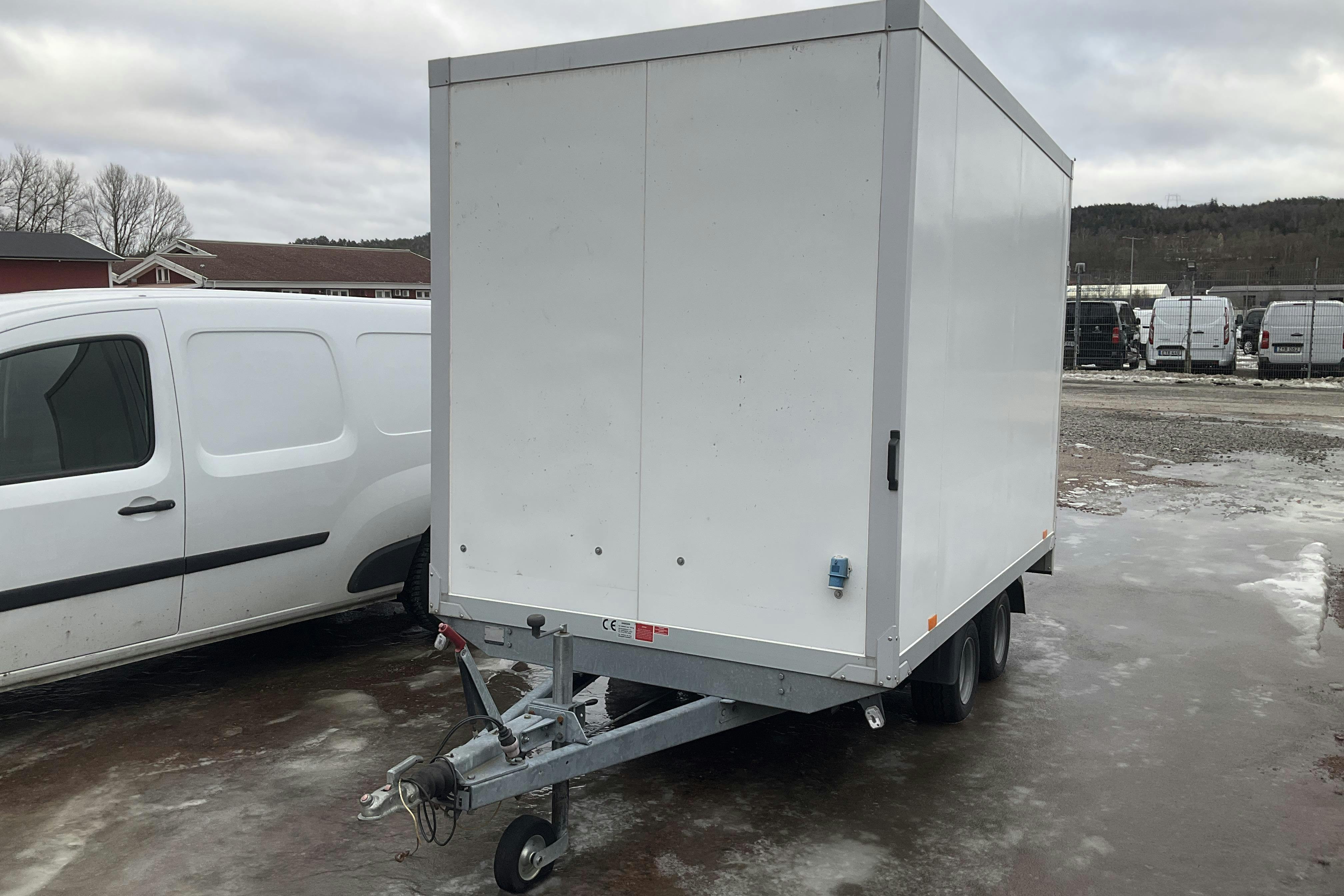 Presentationsfoto 1 av 12: HUMBAUR HKN 203017-18 Skåpsläpvagn Släpvagn - 0 km - grå - 2010