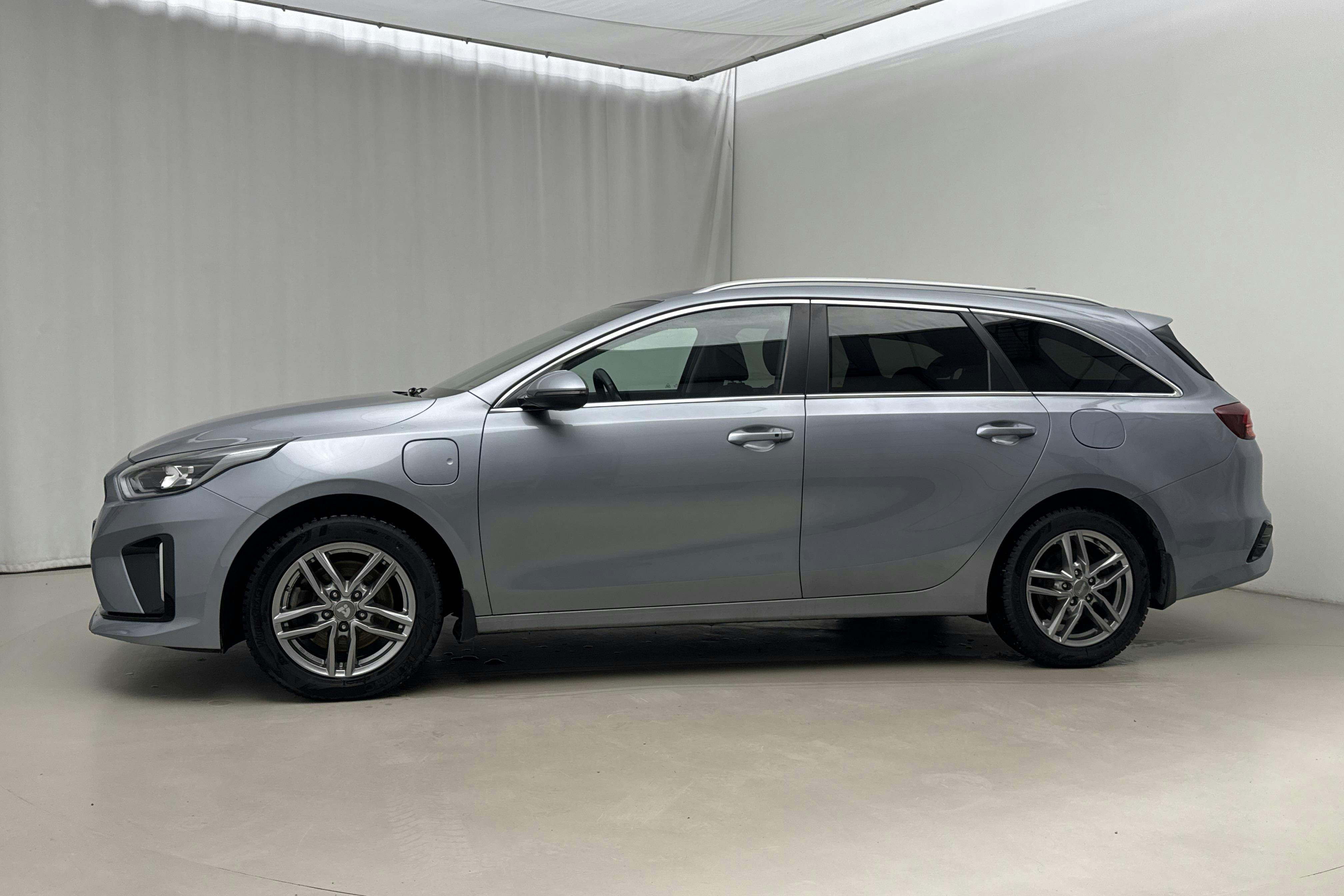 Presentationsfoto 2 av 22: KIA Ceed 1.6 Plug-in Hybrid SW (141hk) - 7 374 mil - Automat - grå - 2021