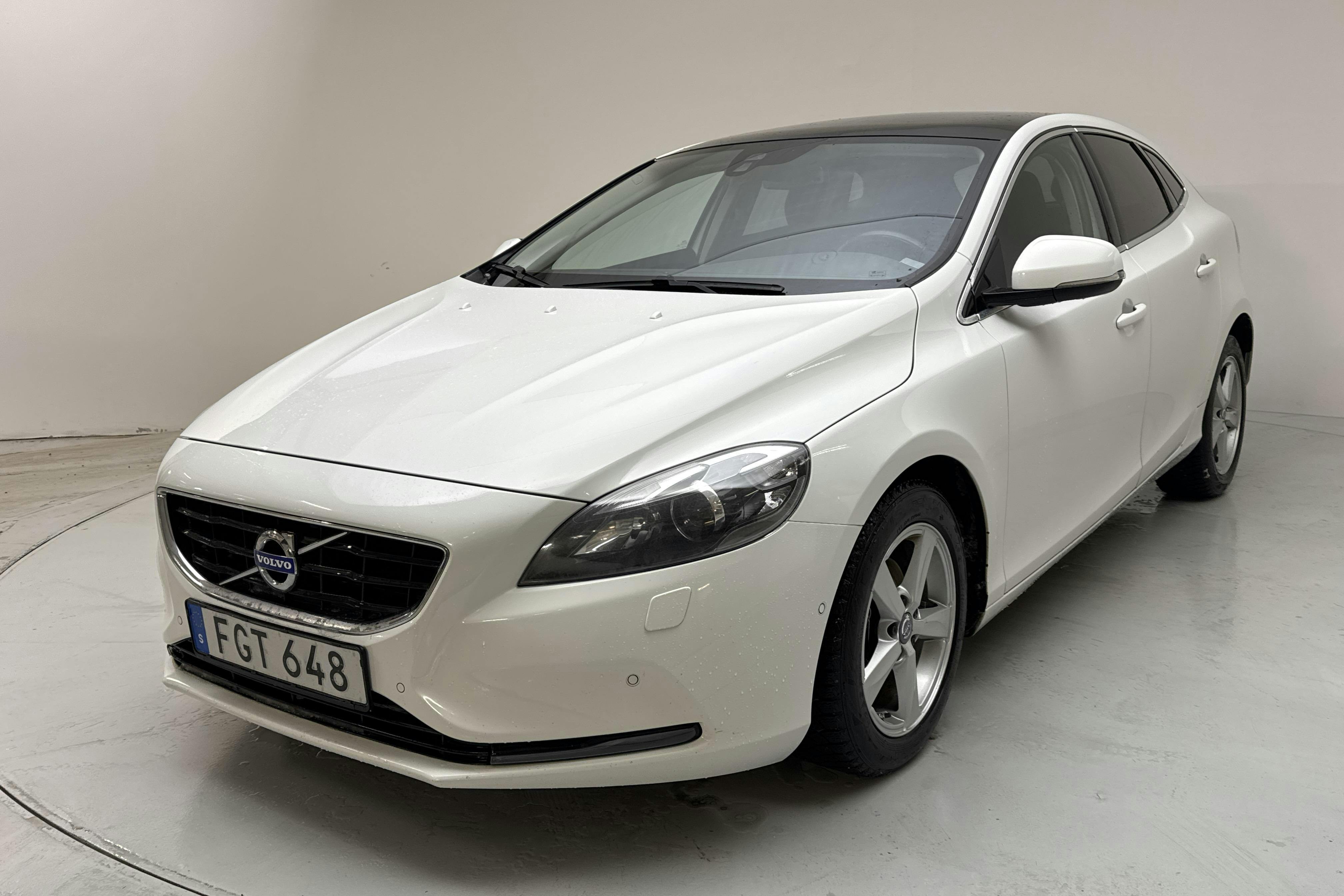 Präsentationsfoto 1 von 15: Volvo V40 D2 (115hk) - 232 230 Kilometer - Handbuch - Weiß - 2015
