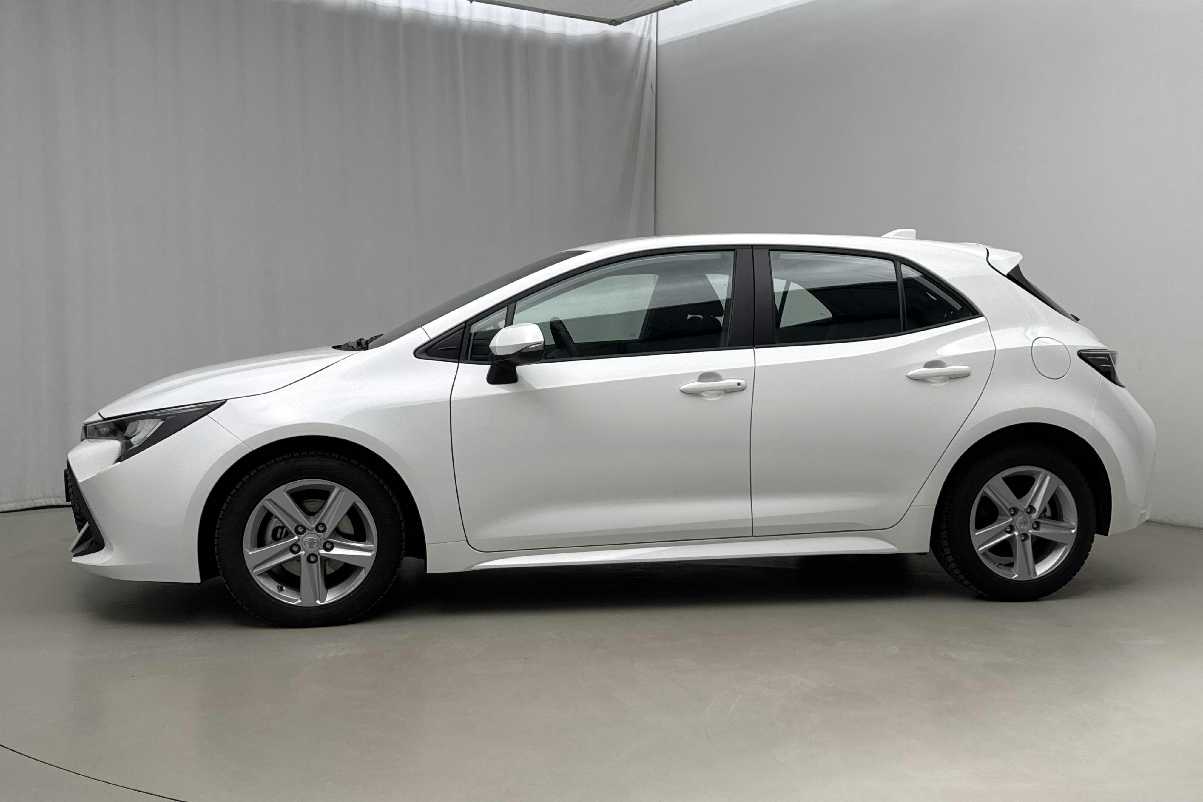 Presentation photo 2 of 19: Toyota Corolla 1.8 Hybrid 5dr (122hk) - 11 840 km - Automatic - white - 2022