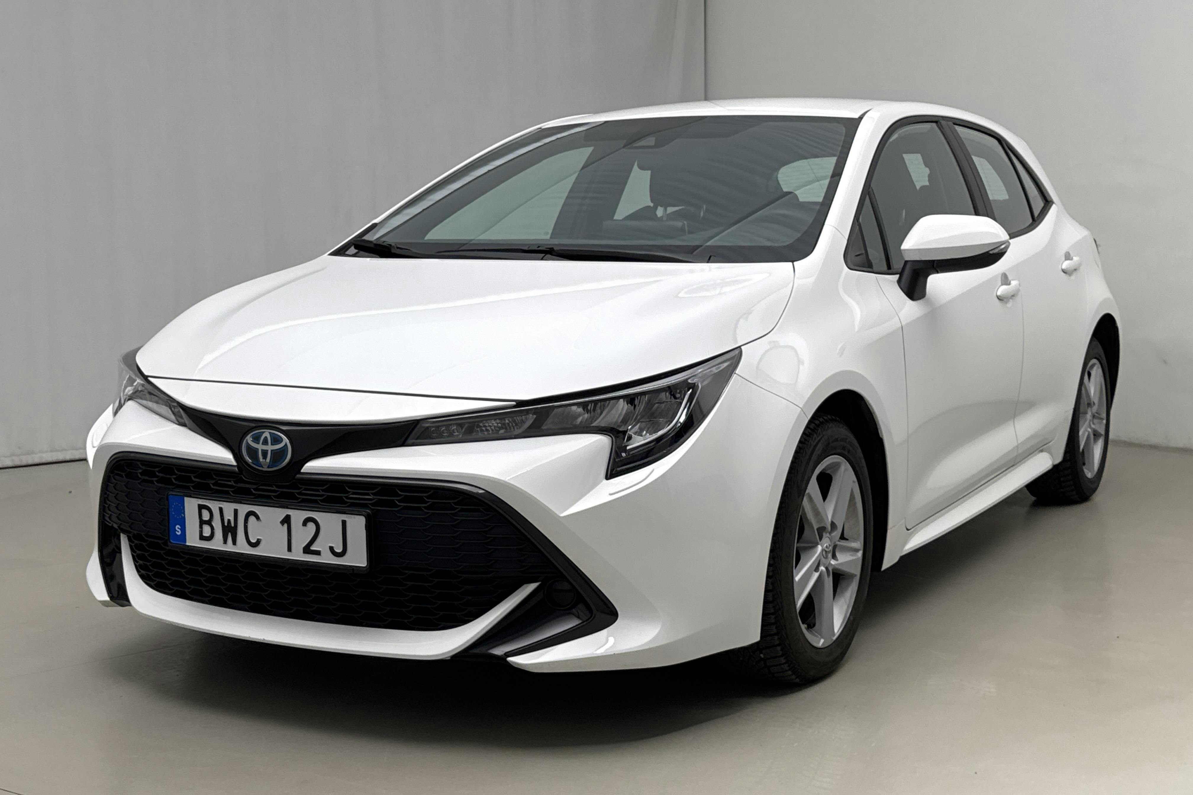 Presentation photo 1 of 19: Toyota Corolla 1.8 Hybrid 5dr (122hk) - 11 840 km - Automatic - white - 2022