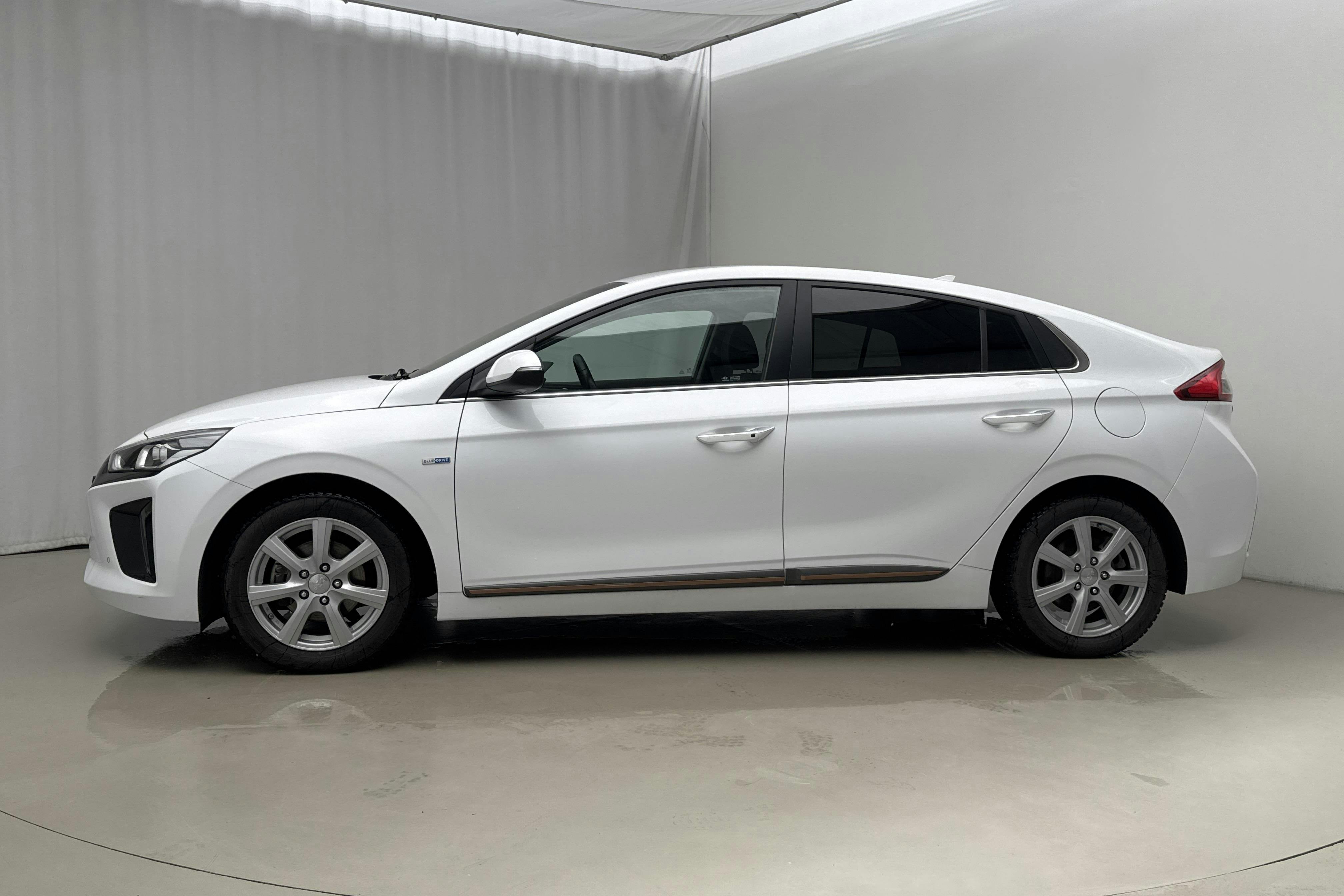 Presentationsfoto 2 av 22: Hyundai IONIQ Electric (120hk) - 3 229 mil - Automat - vit - 2019