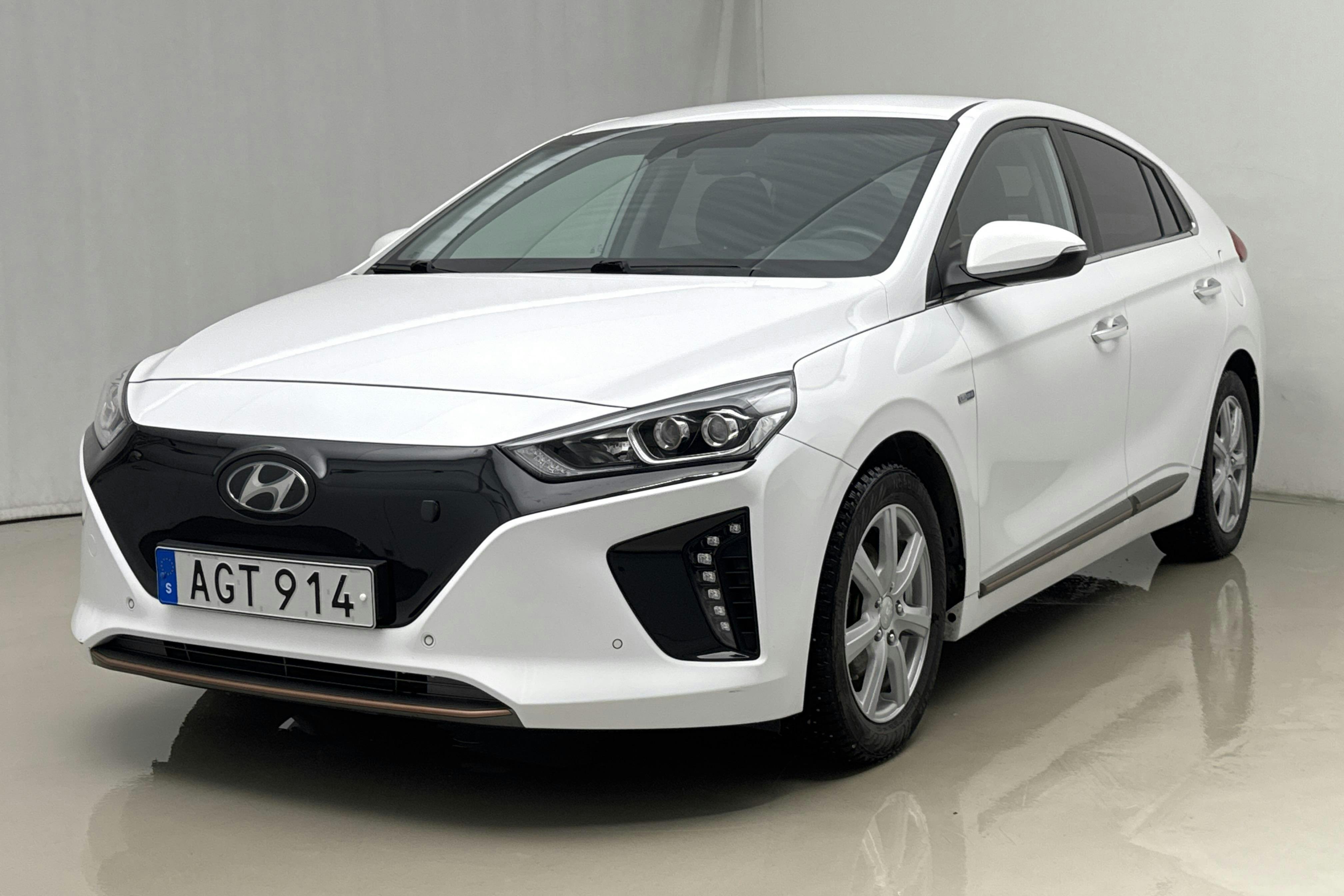 Presentationsfoto 1 av 22: Hyundai IONIQ Electric (120hk) - 3 229 mil - Automat - vit - 2019