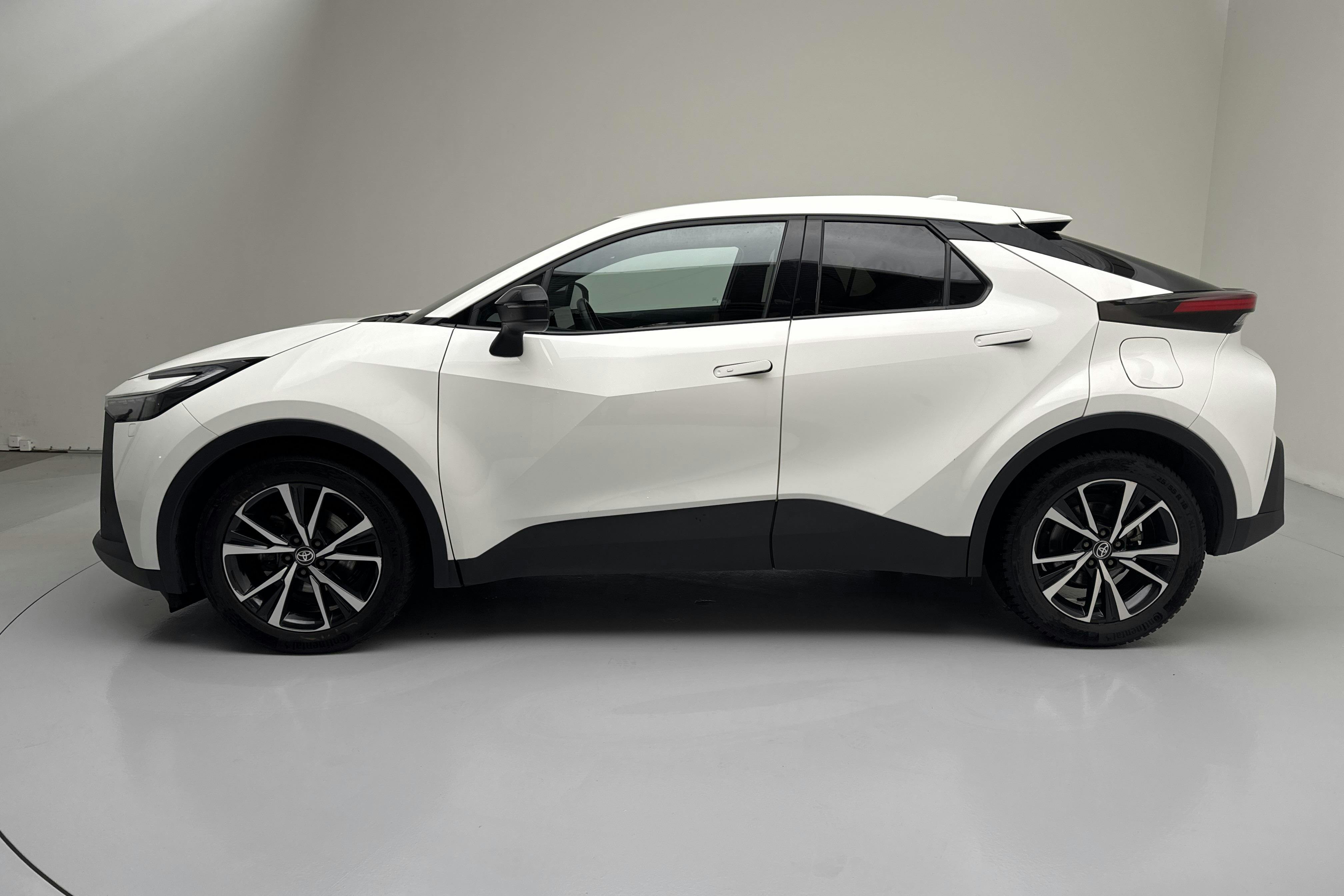 Presentation photo 2 of 12: Toyota C-HR 1.8 Elhybrid (140hk) - 104 900 km - Automatic - white - 2024