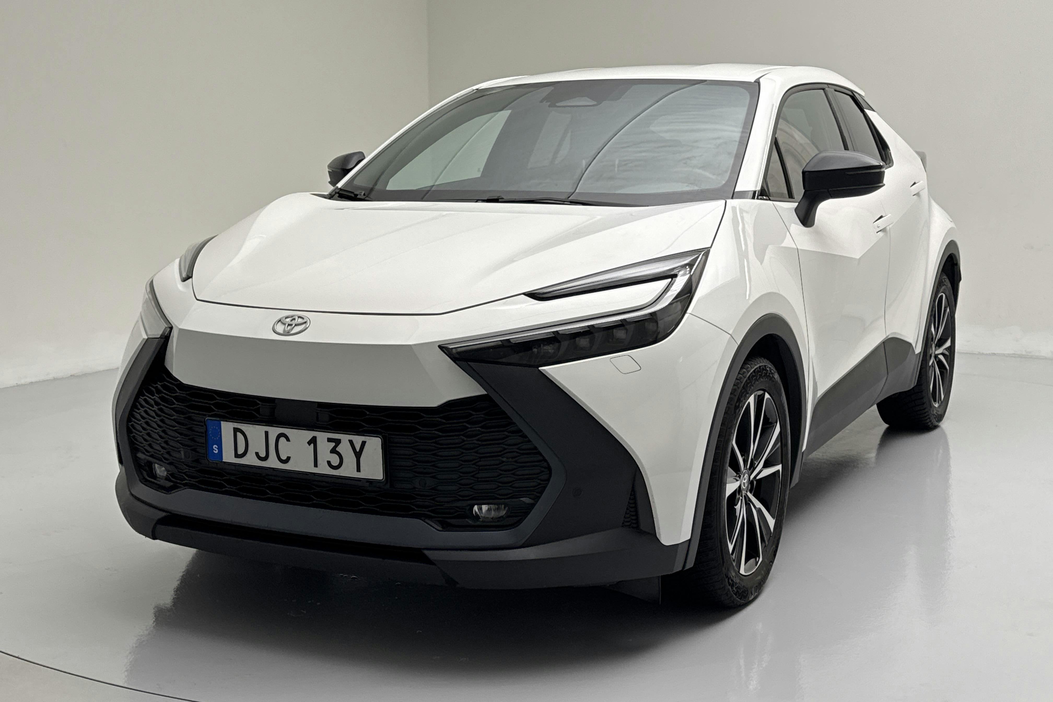 Presentation photo 1 of 12: Toyota C-HR 1.8 Elhybrid (140hk) - 104 900 km - Automatic - white - 2024