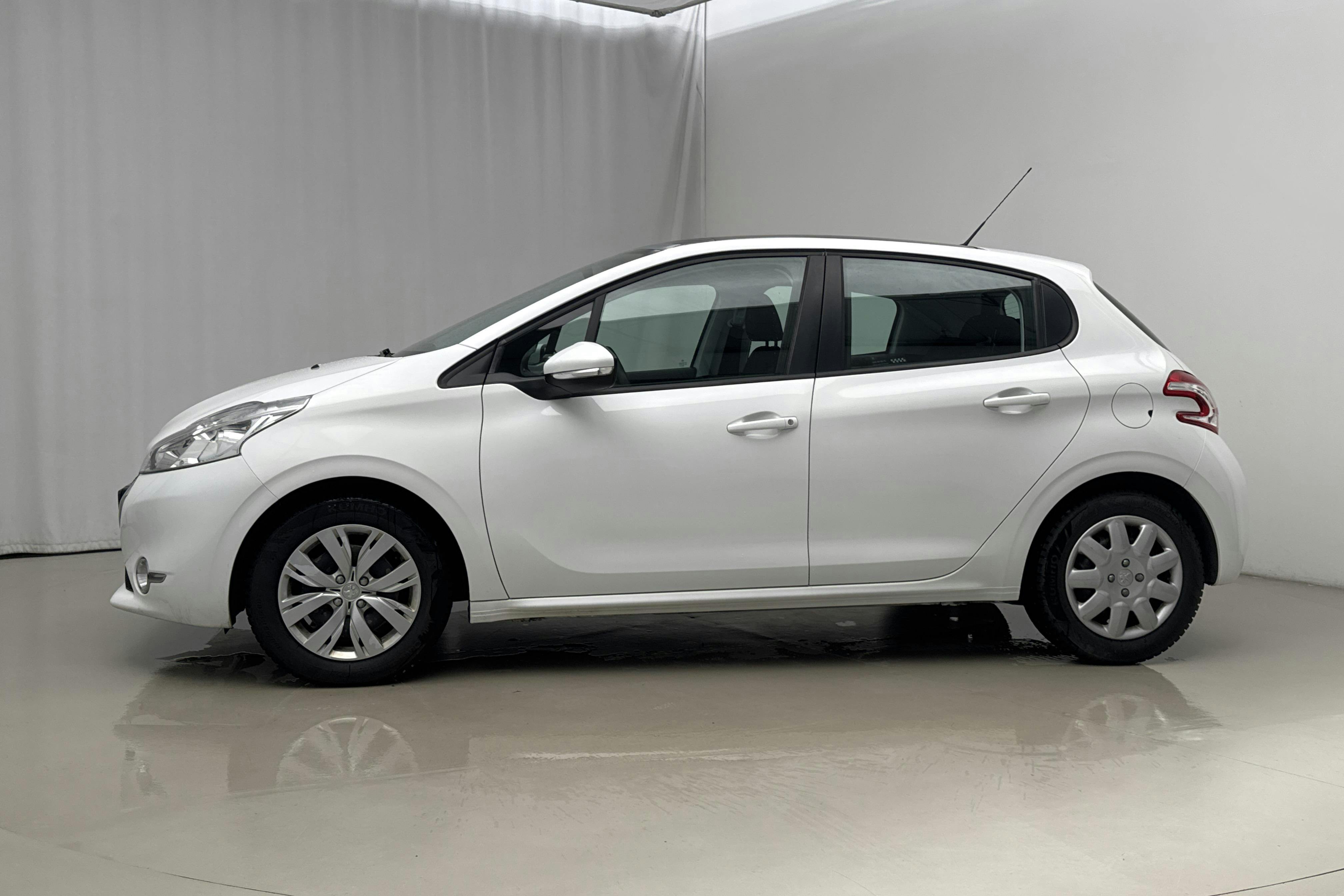 Presentation photo 2 of 20: Peugeot 208 1.2 VTi 5dr (82hk) - 65 140 km - Manual - white - 2015