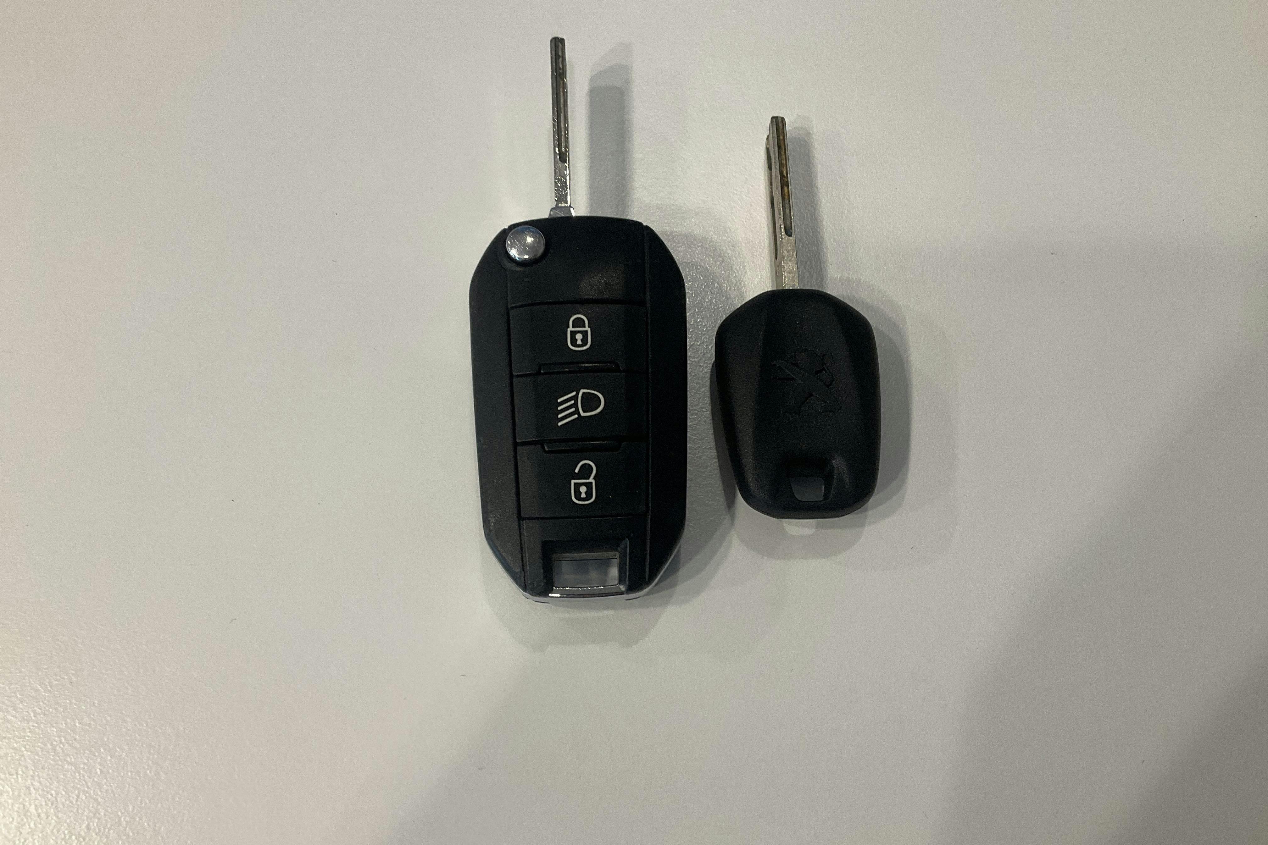 Presentation photo 20 of 20: Peugeot 208 1.2 VTi 5dr (82hk) - 65 140 km - Manual - white - 2015