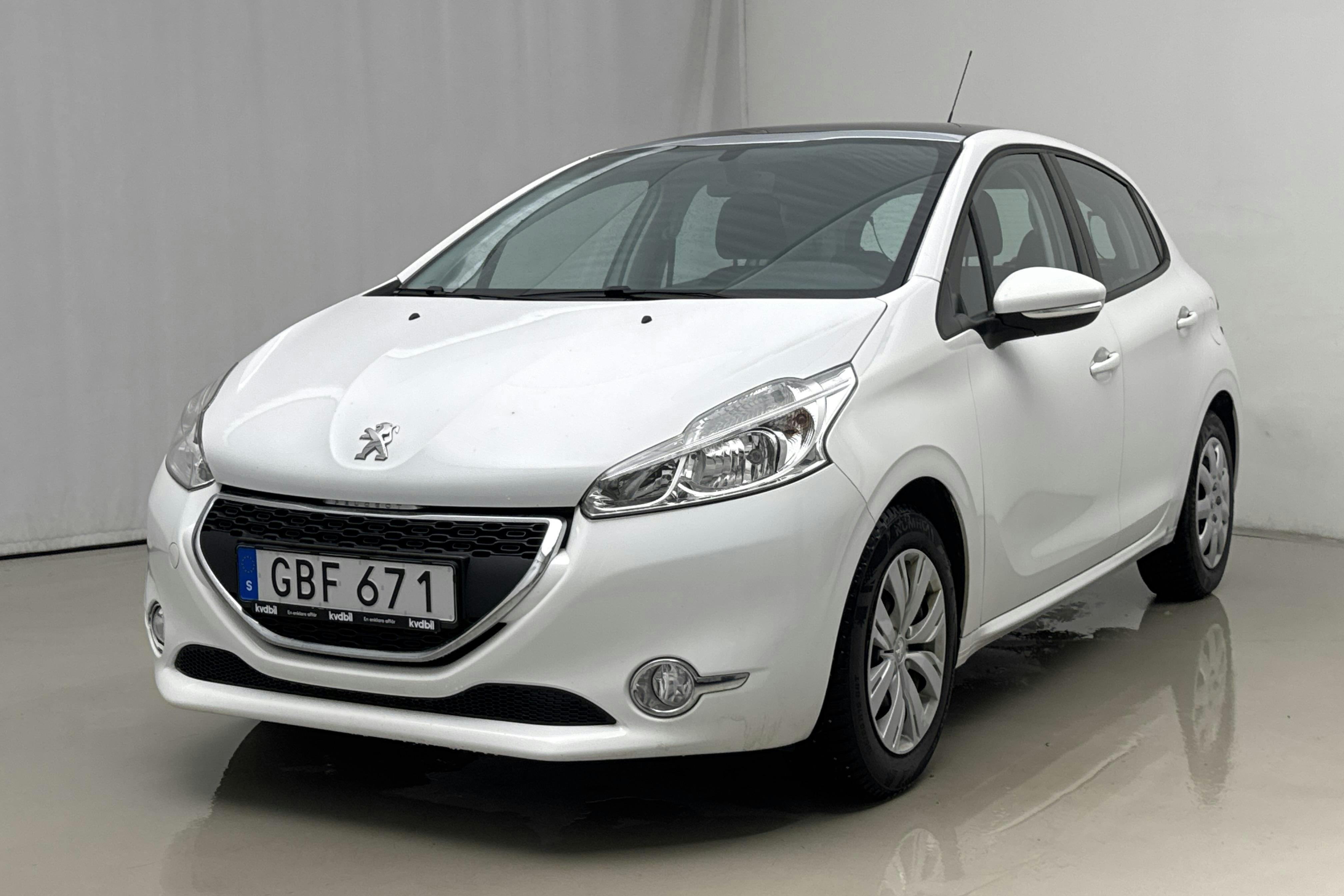 Presentation photo 1 of 20: Peugeot 208 1.2 VTi 5dr (82hk) - 65 140 km - Manual - white - 2015