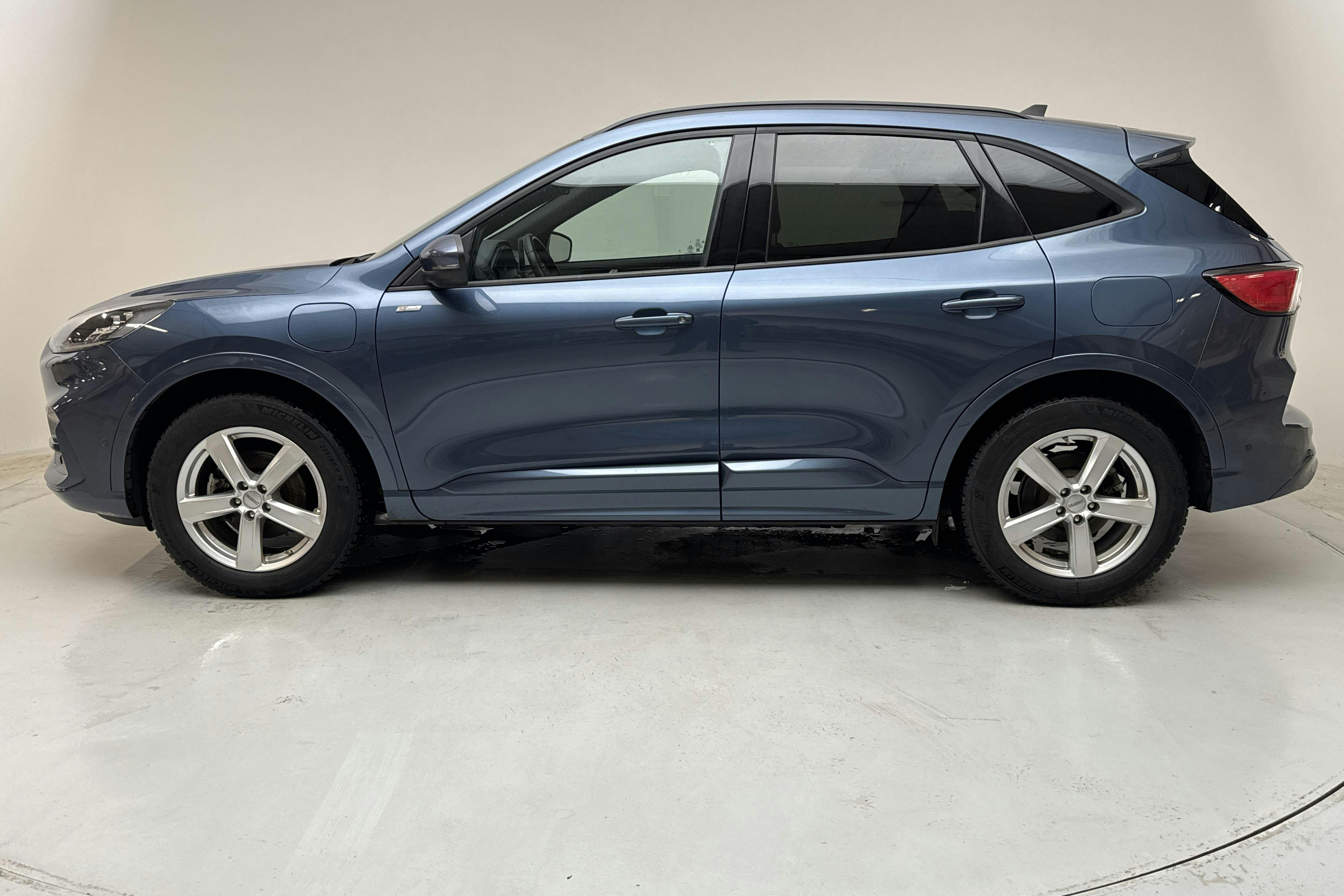 Presentationsfoto 2 av 16: Ford Kuga 2.5 PHEV (225hk) - 6 774 mil - Automat - blå - 2023