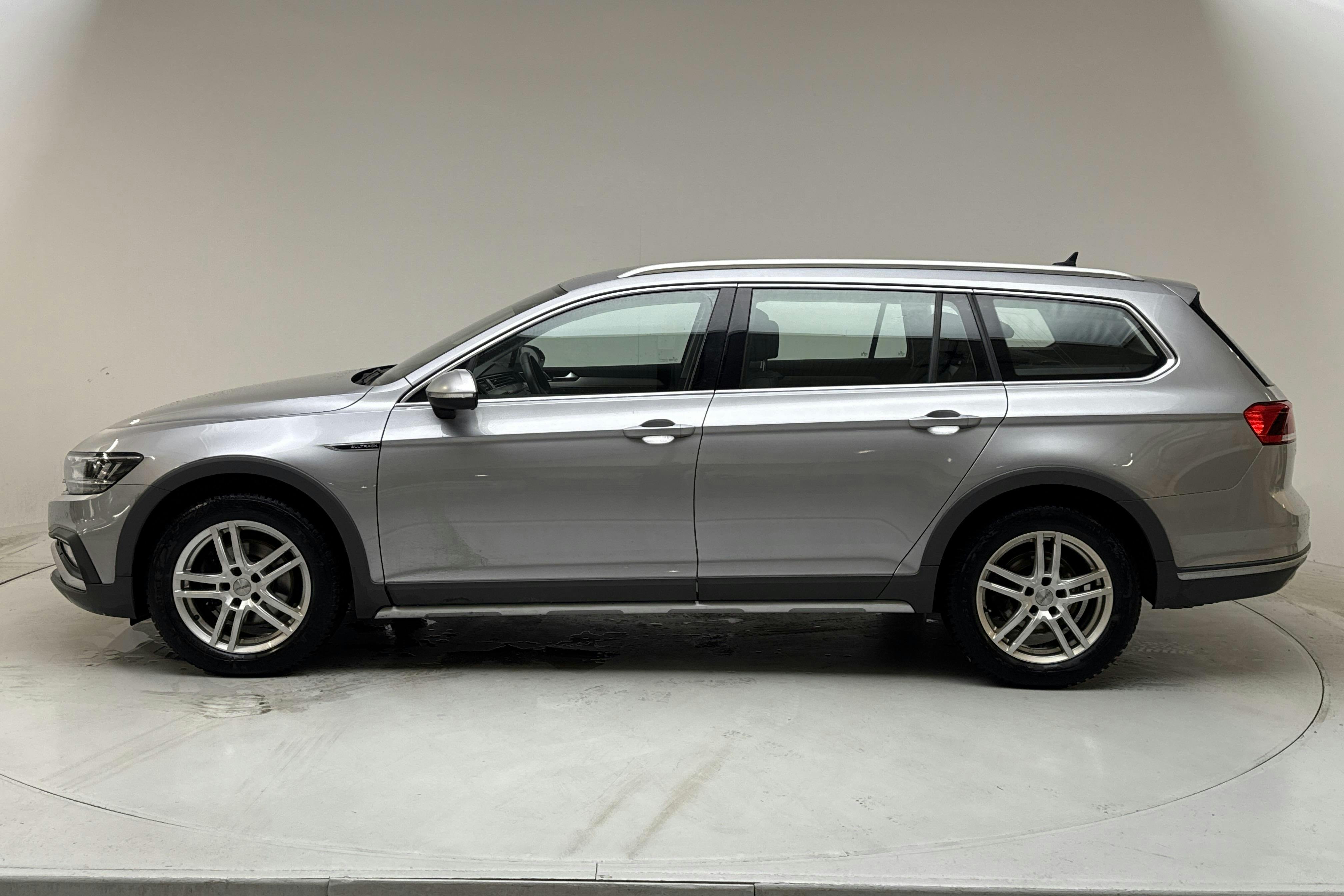 Präsentationsfoto 2 von 15: VW Passat Alltrack 2.0 TDI Sportscombi 4Motion (200hk) - 48 530 Kilometer - Verkaufsautomat - Silber - 2023