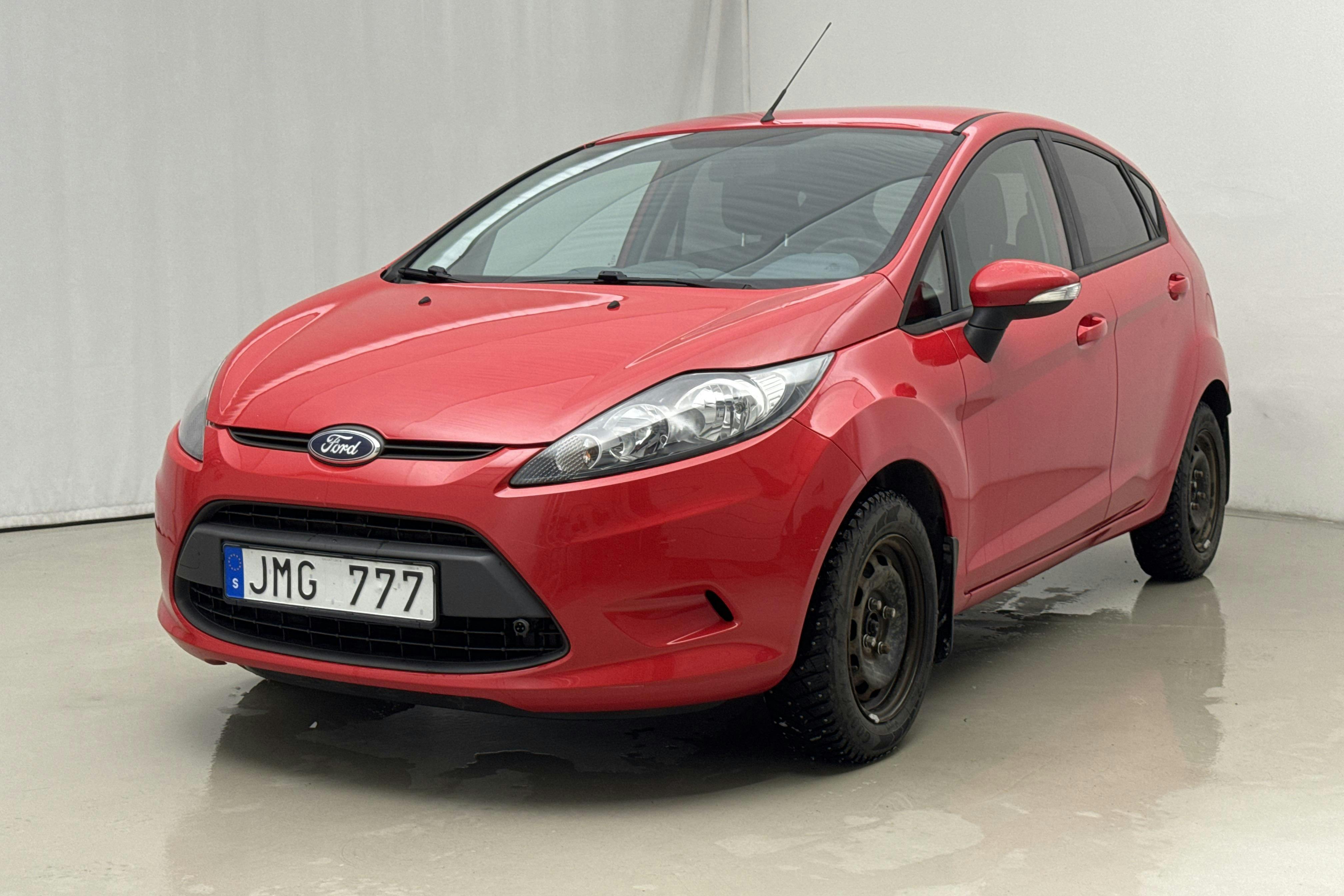 Presentationsfoto 1 av 18: Ford Fiesta 1.25 5dr (82hk) - 8 383 mil - Manuell - röd - 2010