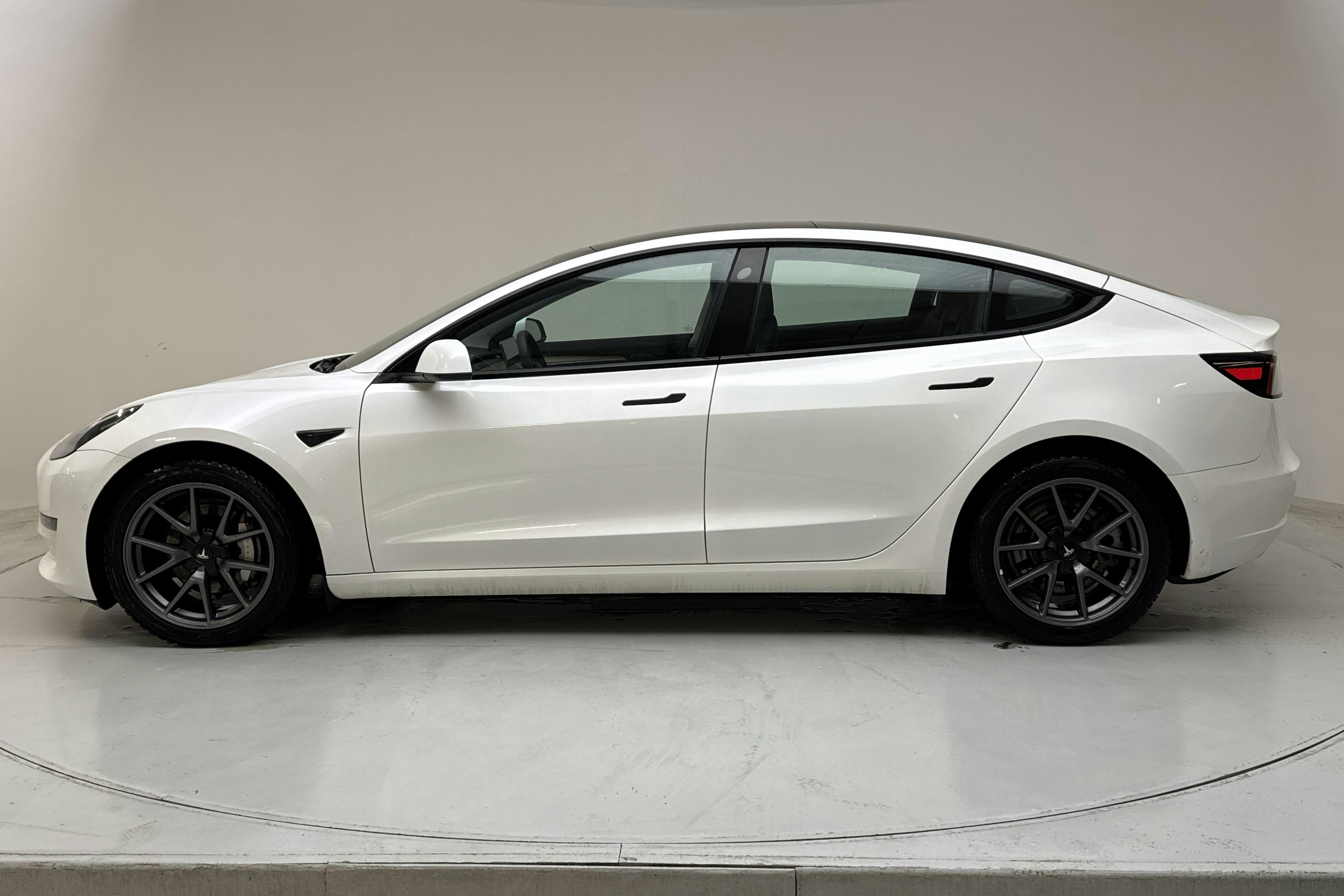 Presentationsfoto 2 av 19: Tesla Model 3 Long Range Dual Motor AWD - 8 162 mil - Automat - vit - 2021