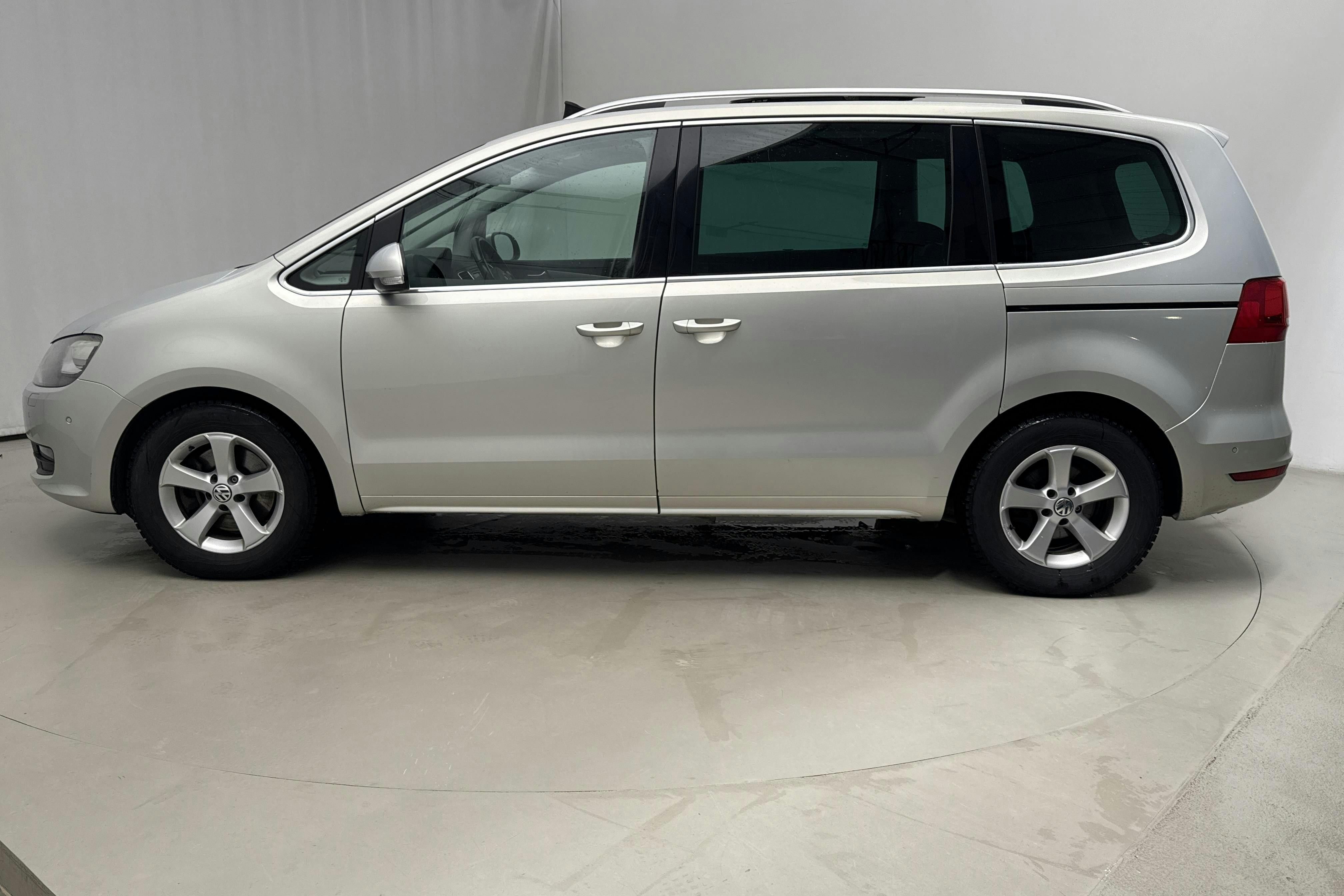 Presentationsfoto 2 av 17: VW Sharan 2.0 TDI BlueMotion Technology (140hk) - 24 775 mil - Automat - silver - 2011