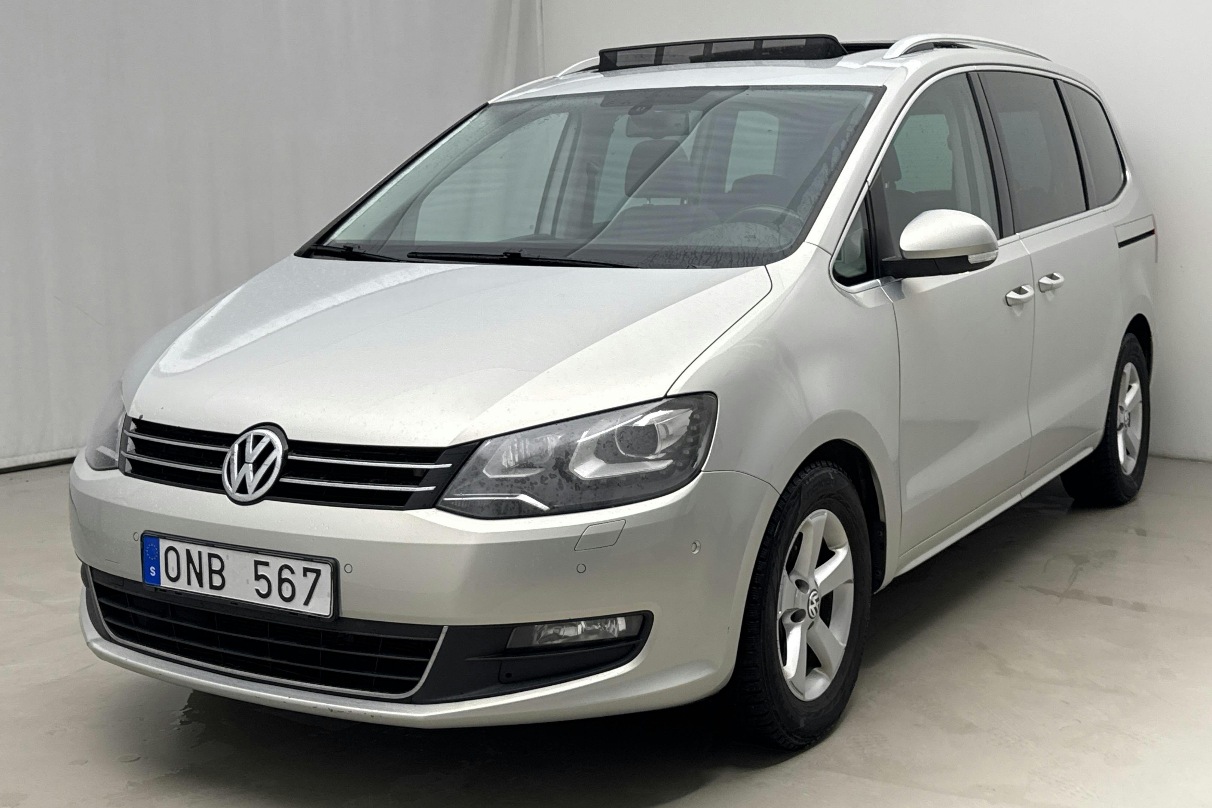 Presentationsfoto 1 av 17: VW Sharan 2.0 TDI BlueMotion Technology (140hk) - 24 775 mil - Automat - silver - 2011