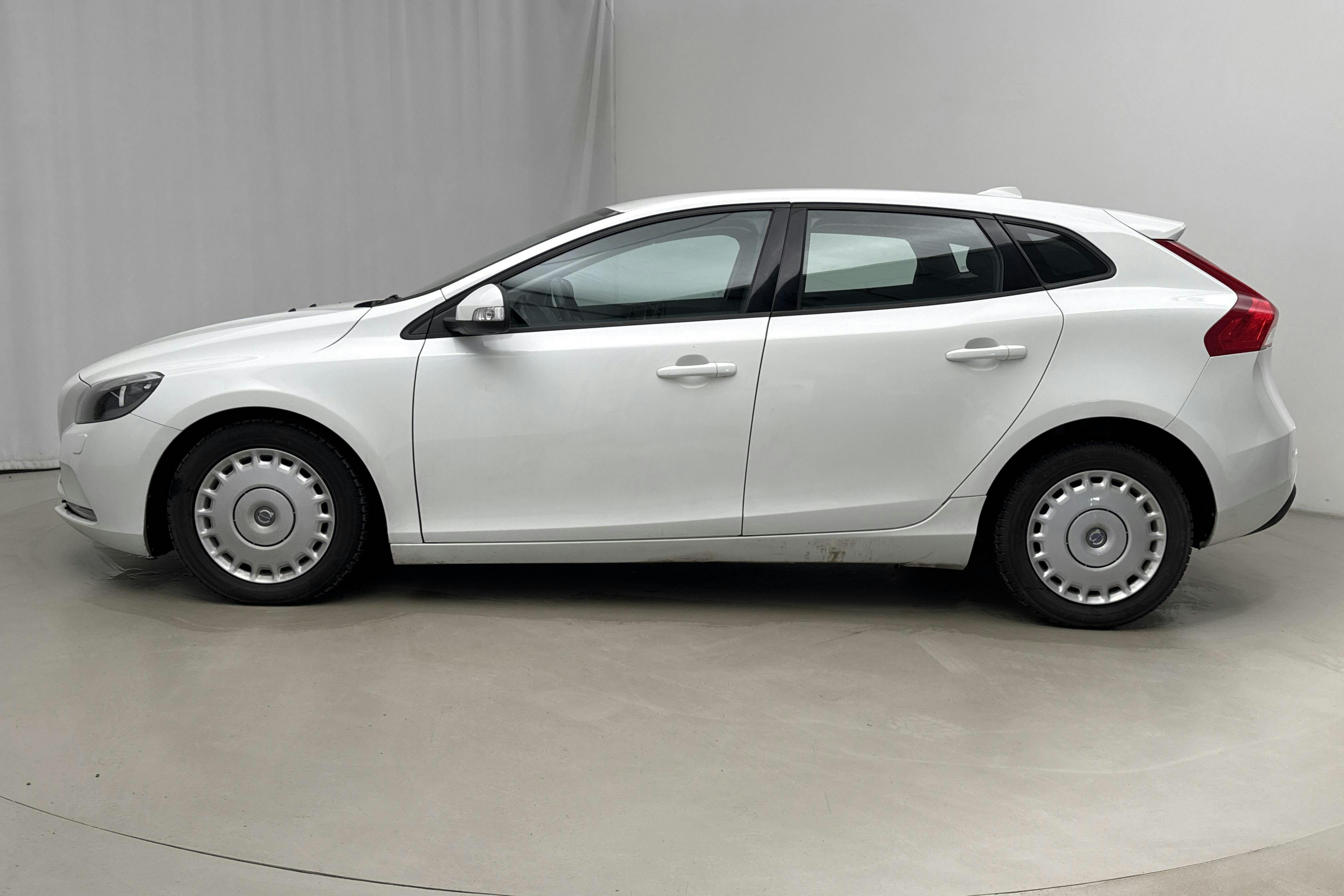 Presentationsfoto 2 av 16: Volvo V40 T2 (122hk) - 8 329 mil - Manuell - vit - 2016