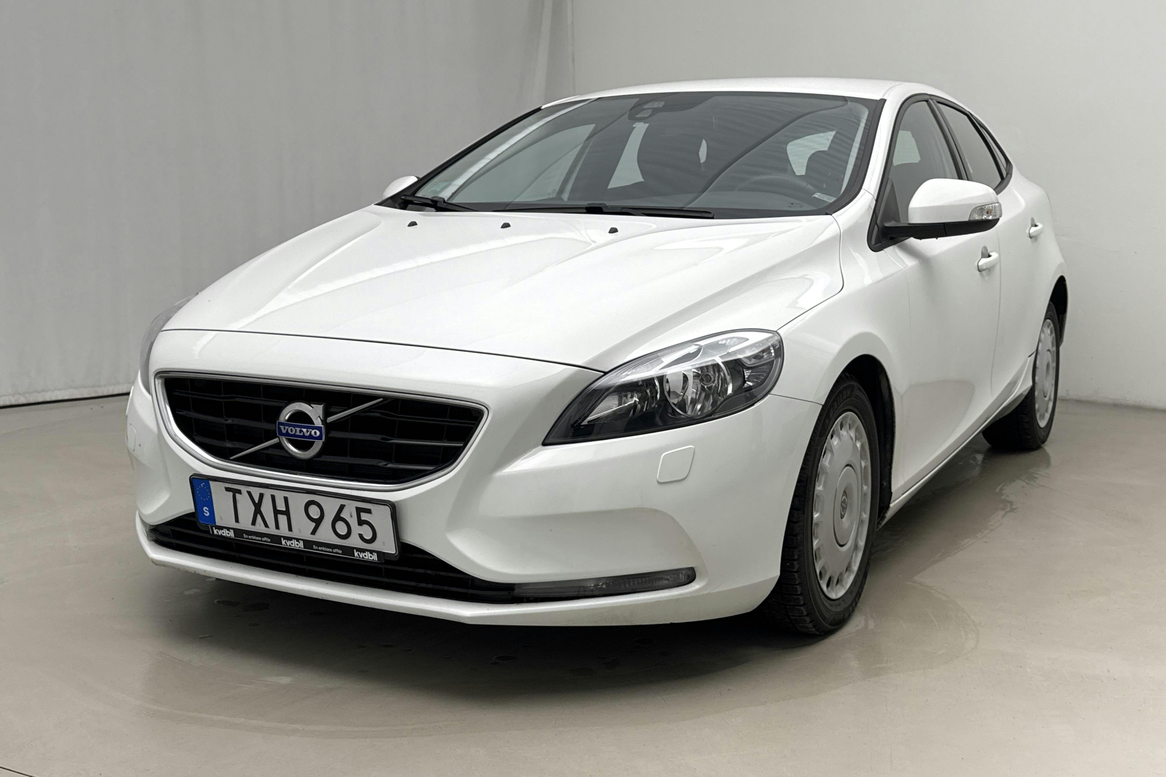 Presentationsfoto 1 av 16: Volvo V40 T2 (122hk) - 8 329 mil - Manuell - vit - 2016