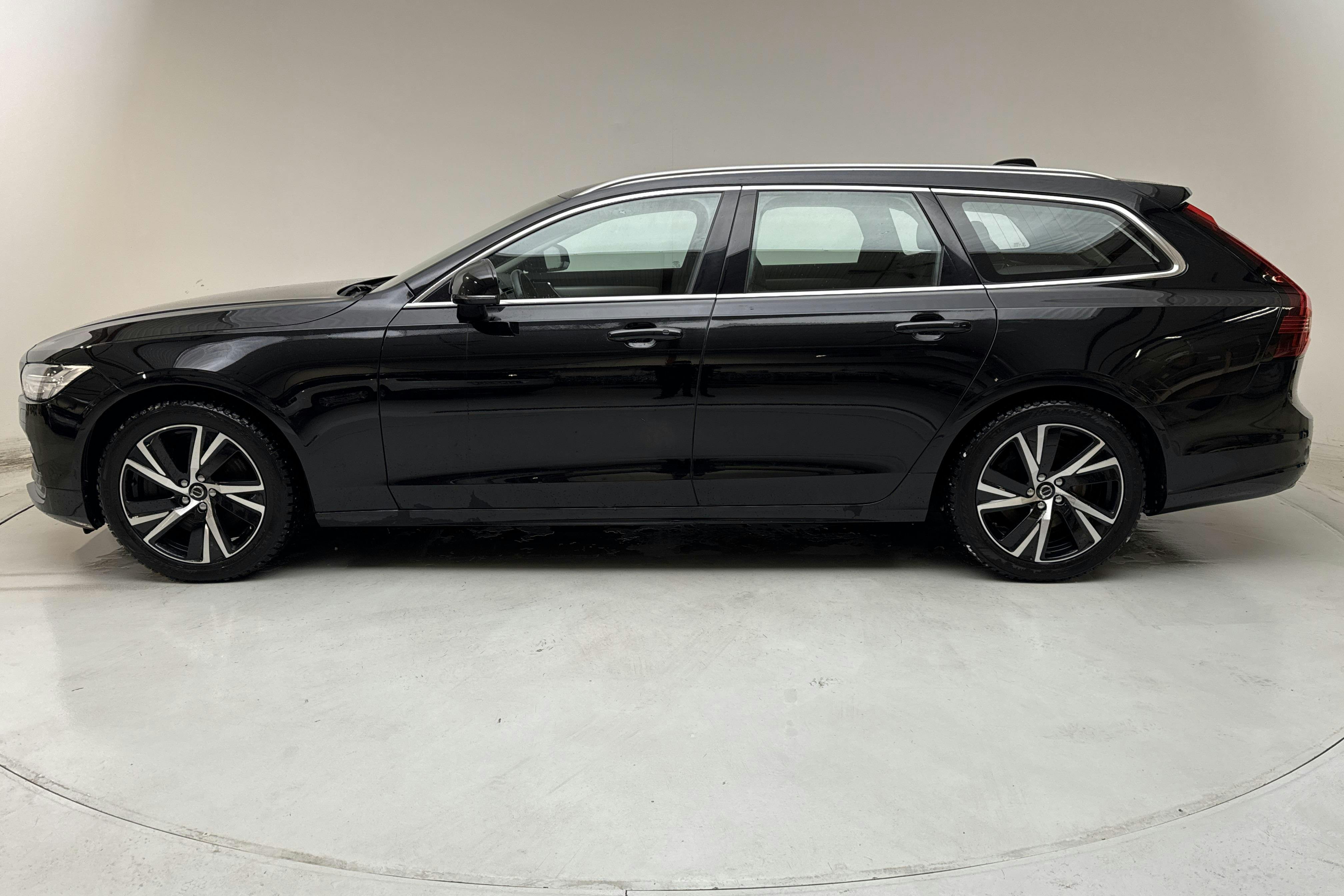 Zdjęcie prezentacyjne 2 z 16: Volvo V90 B4 Mildhybrid, Diesel (190hk) - 110 350 km - Automatyczna - czarny - 2021