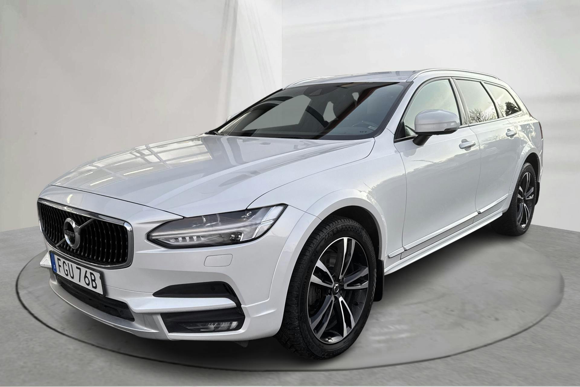 Presentationsfoto 1 av 20: Volvo V90 D5 Cross Country AWD (235hk) - 11 623 mil - Automat - vit - 2020