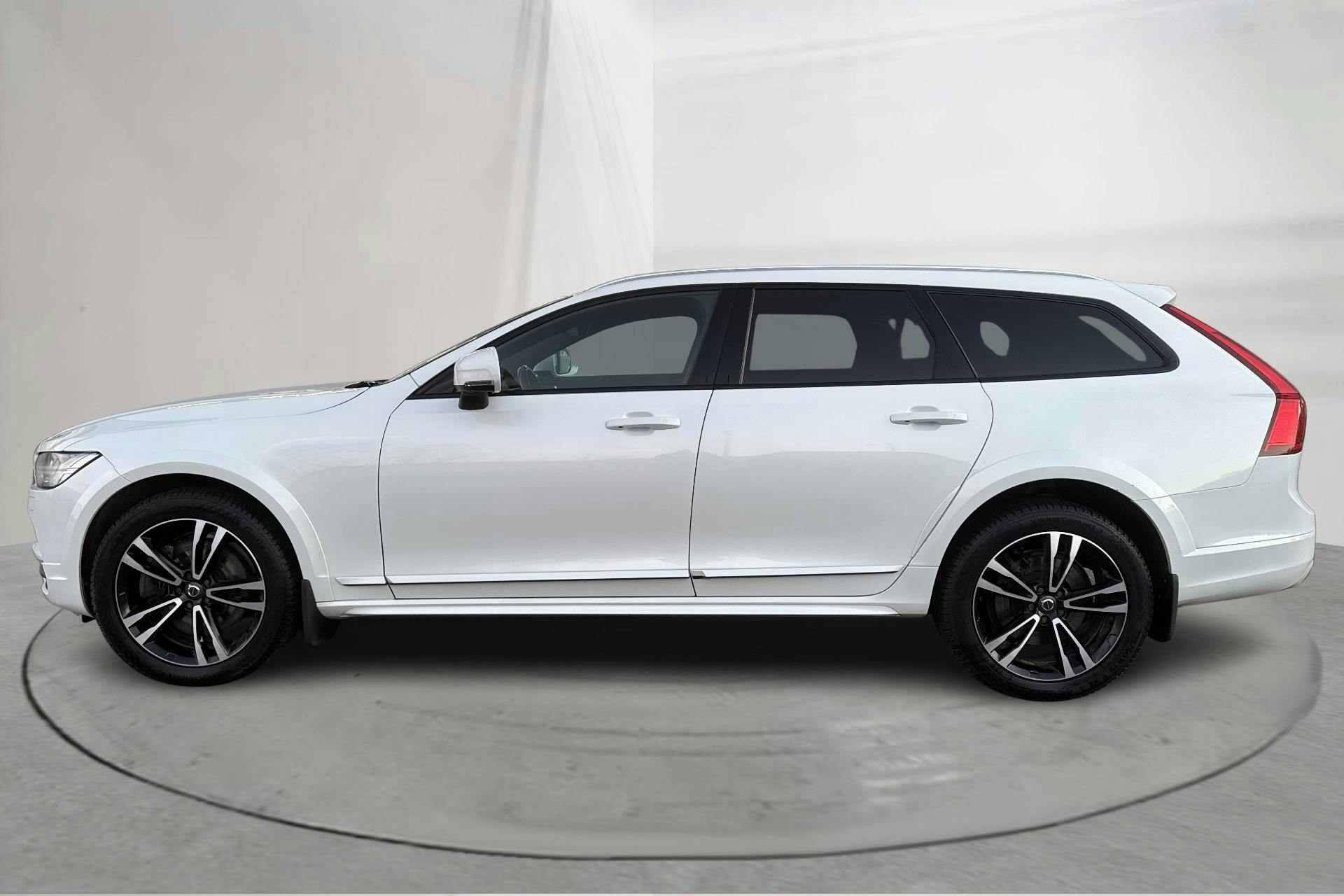 Presentationsfoto 2 av 20: Volvo V90 D5 Cross Country AWD (235hk) - 11 623 mil - Automat - vit - 2020