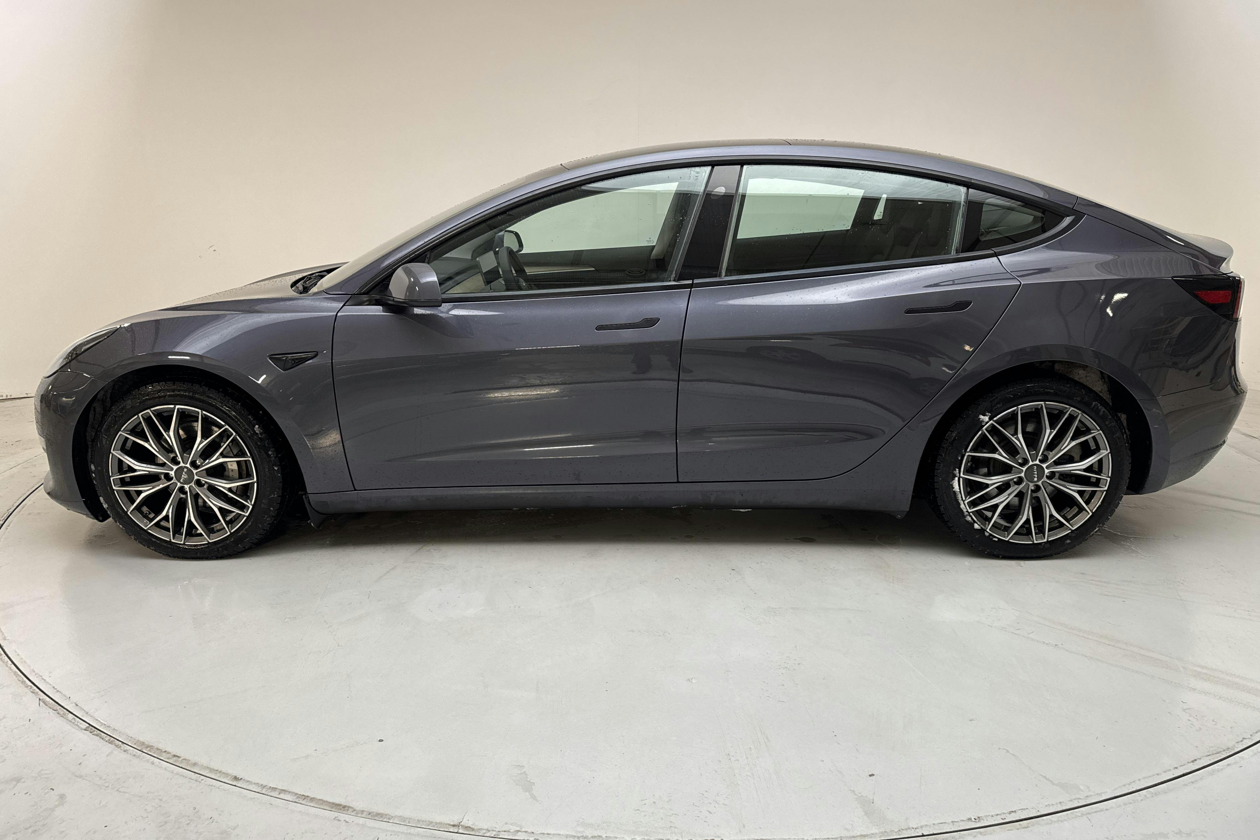 Präsentationsfoto 2 von 19: Tesla Model 3 Long Range Dual Motor AWD - 120 440 Kilometer - Verkaufsautomat - grau - 2021
