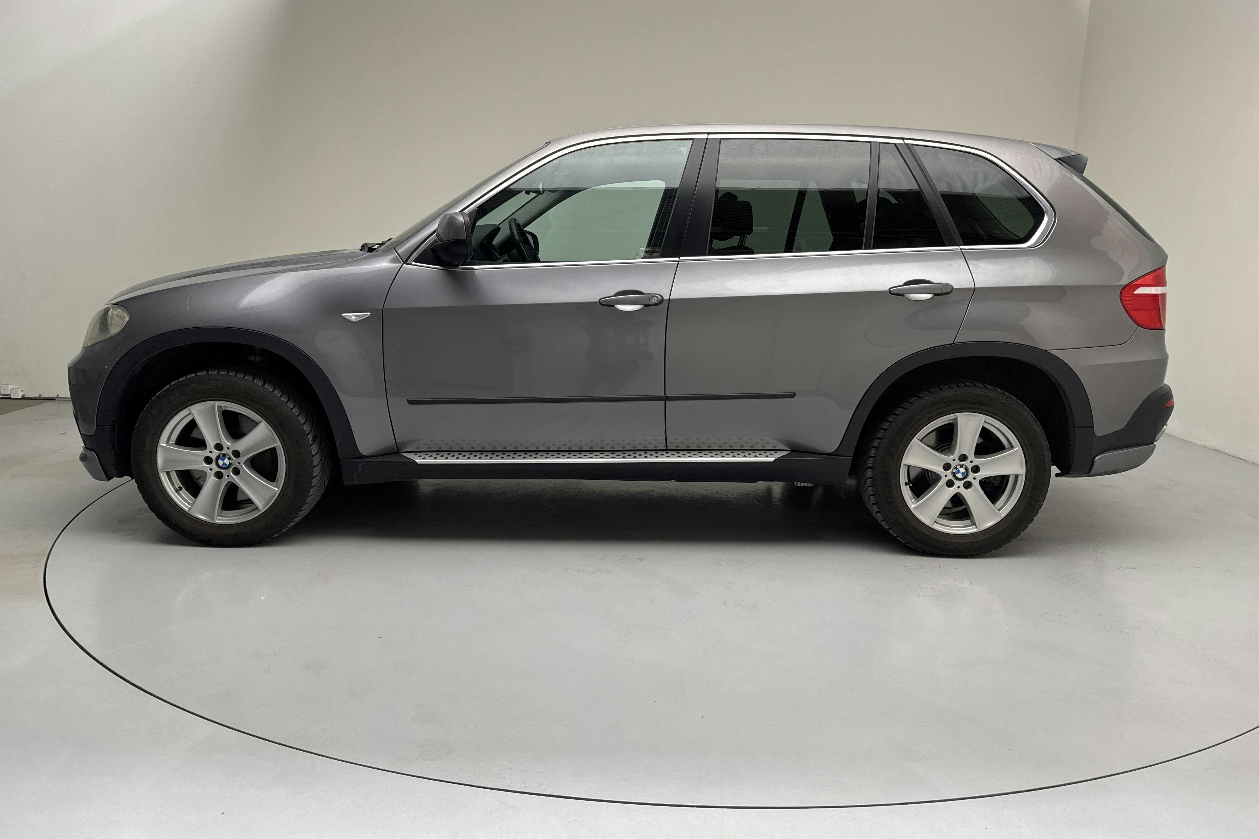 Presentationsfoto 2 av 14: BMW X5 4.8iA V8, E70 (355hk) - 18 823 mil - Automat - Dark Grey - 2008