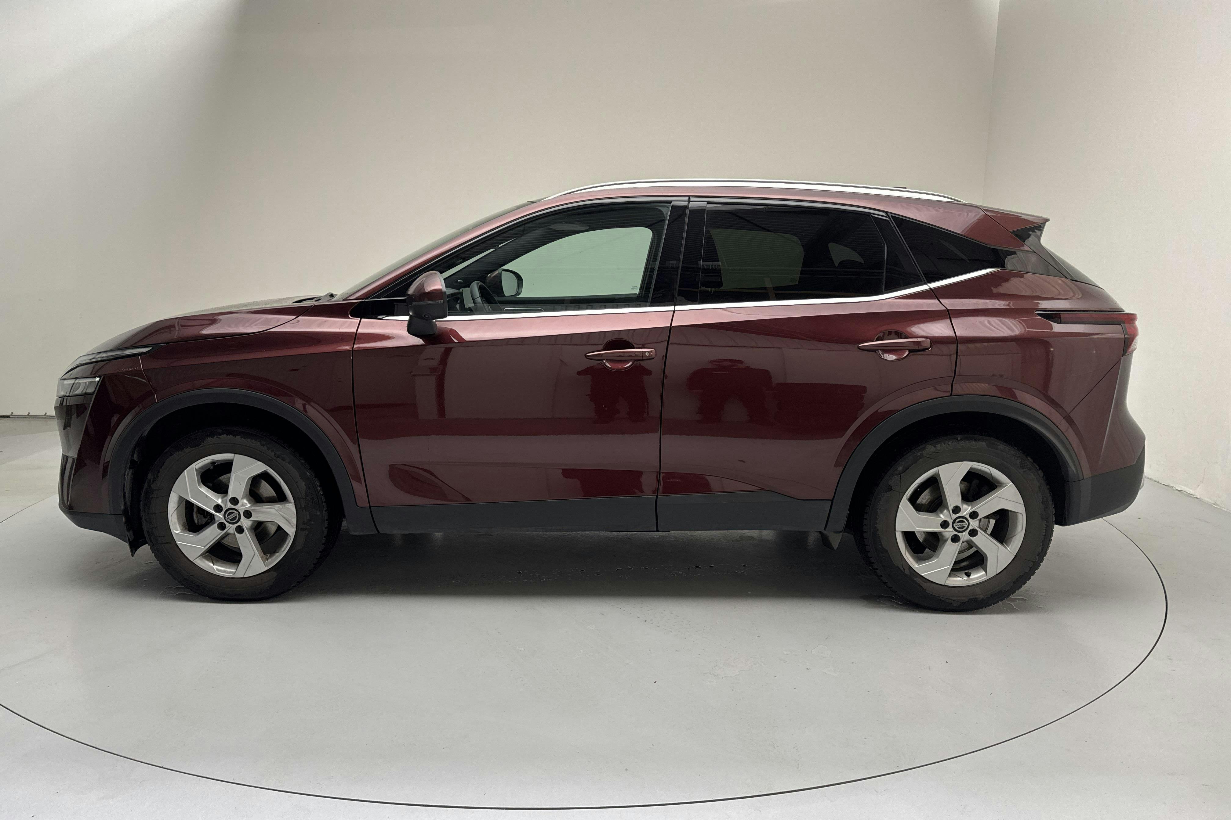 Presentationsfoto 2 av 16: Nissan Qashqai 1.3 MHEV 4WD (158hk) - 7 227 mil - Automat - Dark Red - 2022